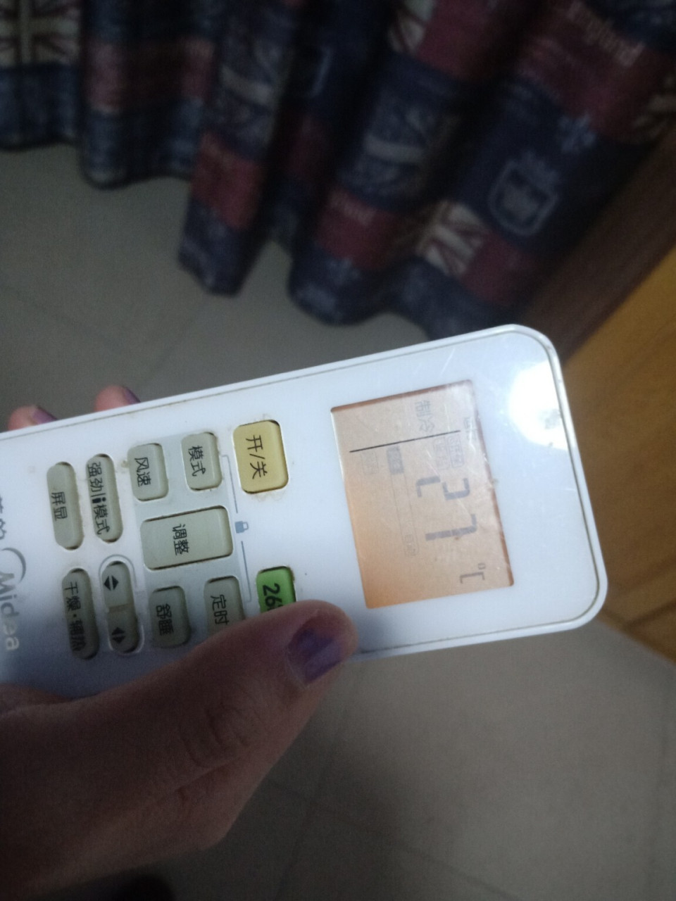 空调遥控器有电,打不开空调 怎么破 美的 叫了维修,一直没来