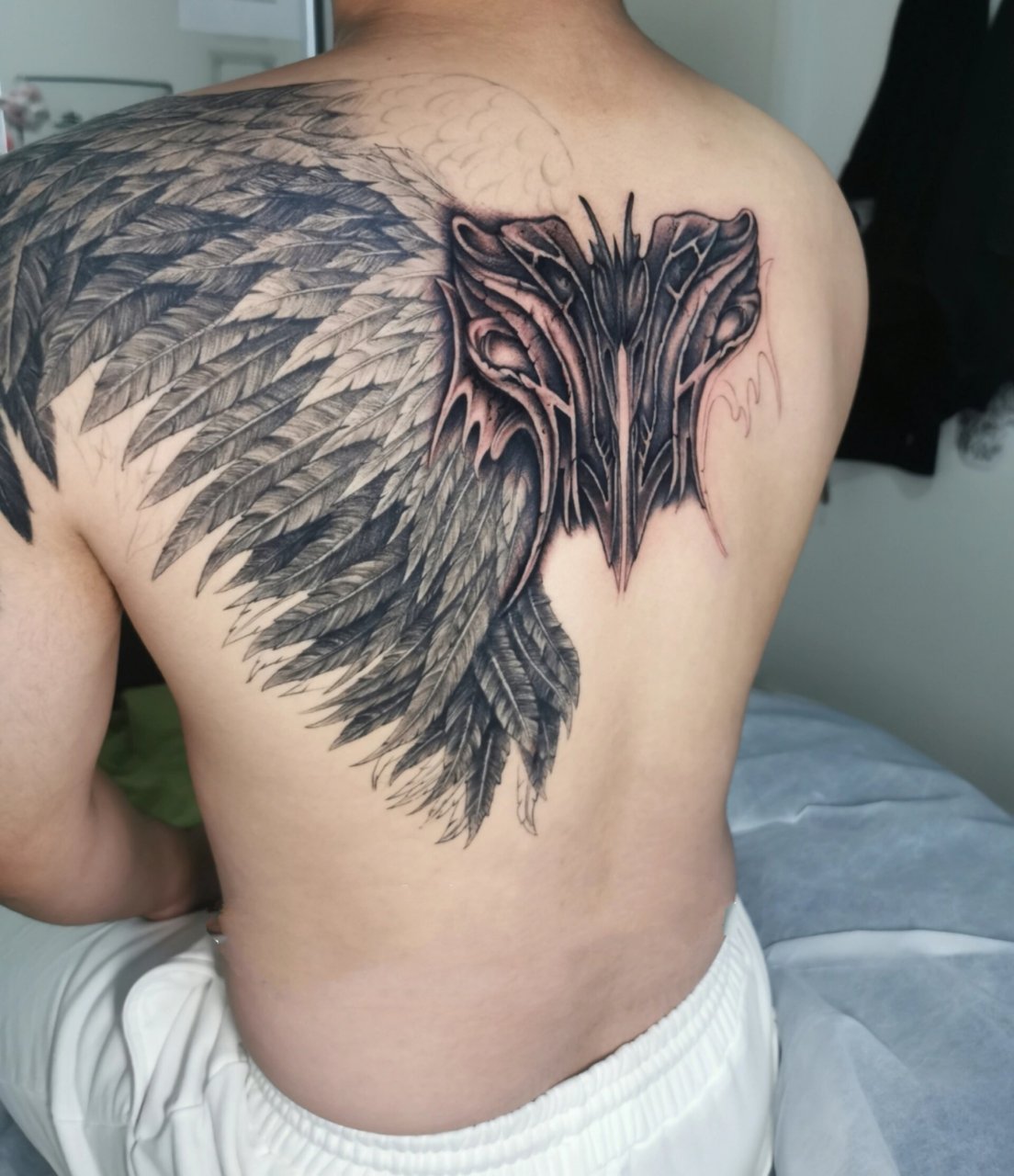 悉尼纹身 一念成佛,一念成魔 客人要求做一对翅膀 天使与恶魔的对比