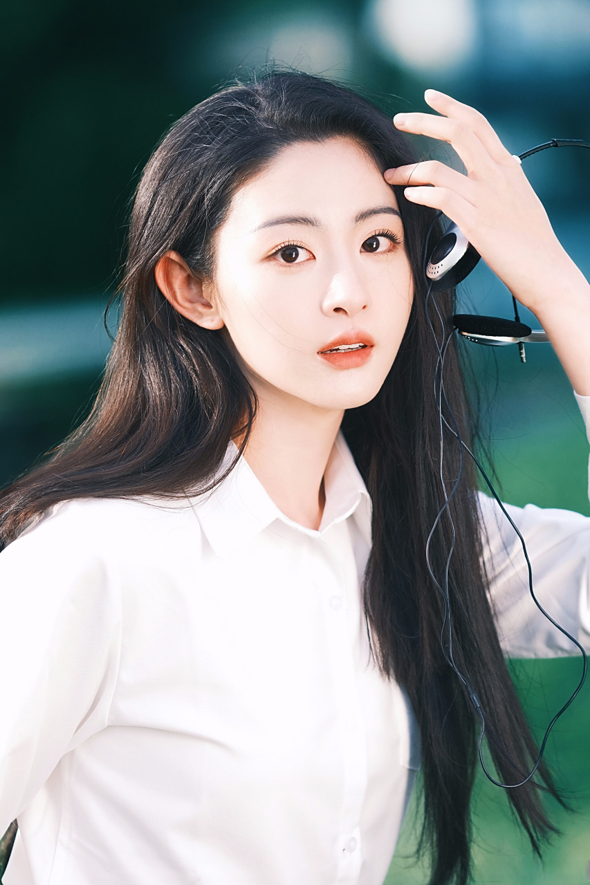 欢娱影视演员@赵晴ht 纯白记忆写真今日释出.