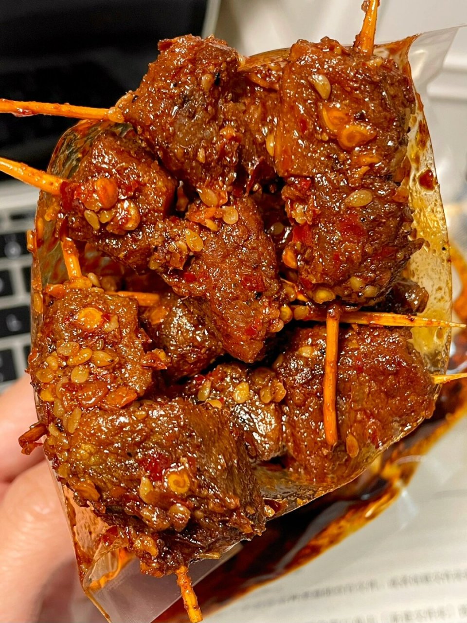 牛肉紧实hin有嚼劲,每一块都裹满了芝麻和辣椒籽,好入味儿～香香辣辣