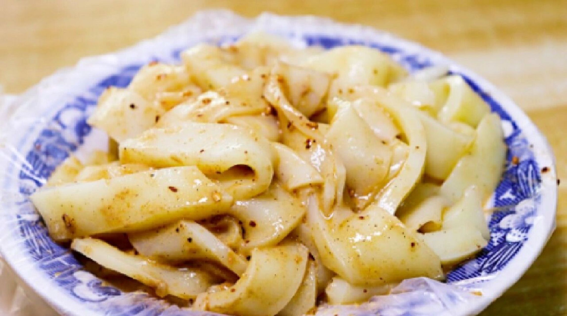 南阳美食之唐河凉粉 唐河本地人一年四季都吃凉粉,夏天吃凉调的,冬天