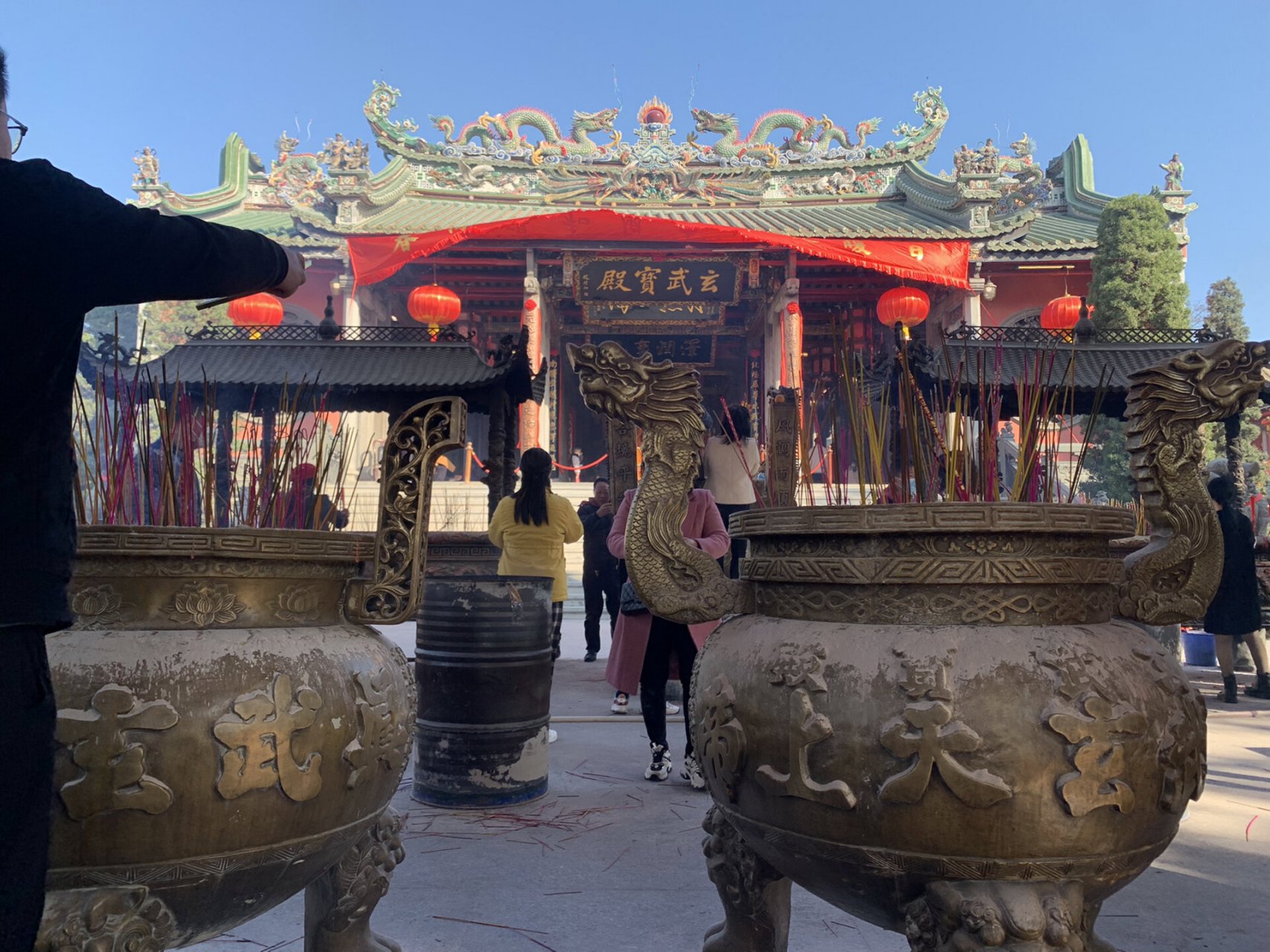 玄武山拜佛祖 玄武山是一处儒释道三教汇流的宗教场所,元山寺是真武