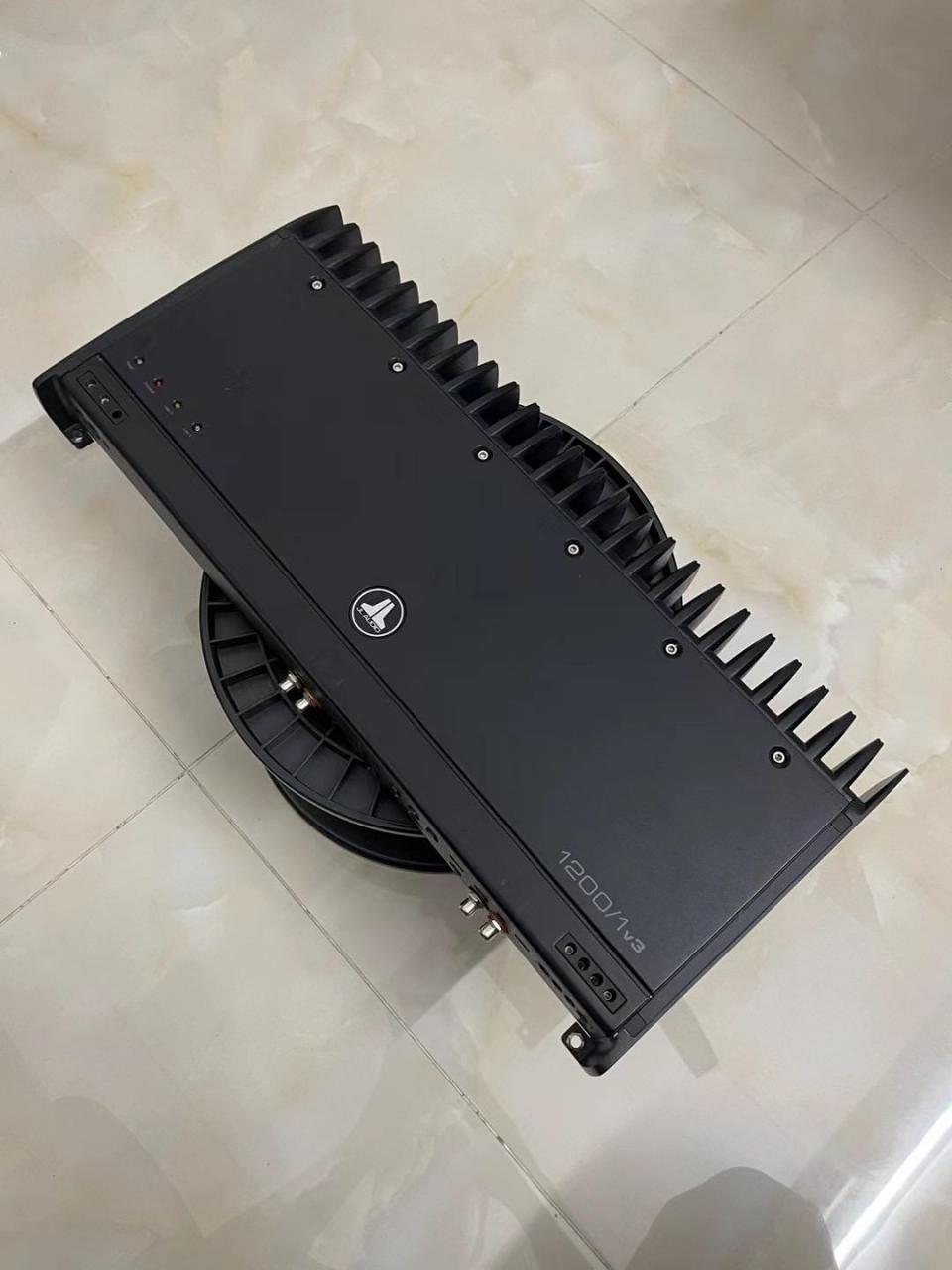 1v3,捷力最顶级的低音炮功放,1-4欧输出1200瓦,成色9.5新左右,原装机.