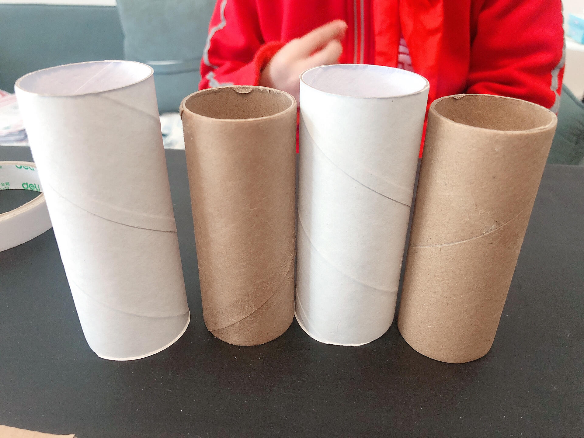 三年级 变废为宝 纸筒变笔筒 准备用完的纸芯筒,还看的彩色包装纸