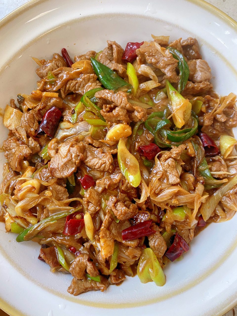 葱爆羊肉做法教程,比饭店的还好吃的葱爆羊 材料 羊腿肉,大葱,蒜头,干