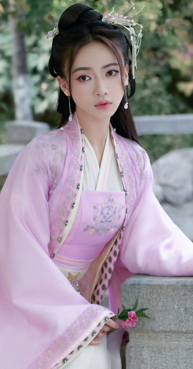 吴谨言央视古风造型#吴谨言这个好像有点美颜过度.