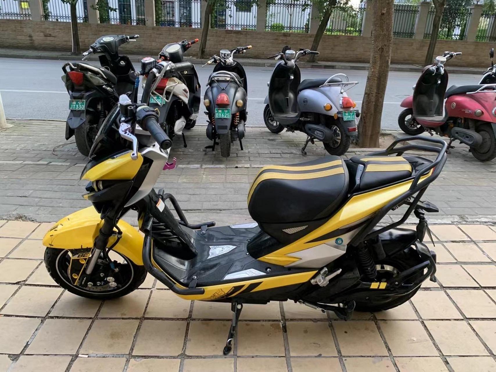 爱玛大黄蜂72伏前后碟刹,手续齐全,车况精品,最后一批上的小绿牌,新车