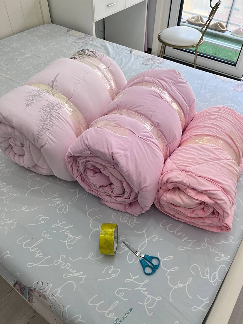 收纳被子好方法 被子卷起来,用胶带固定,家里四件套多的,也可以用这个