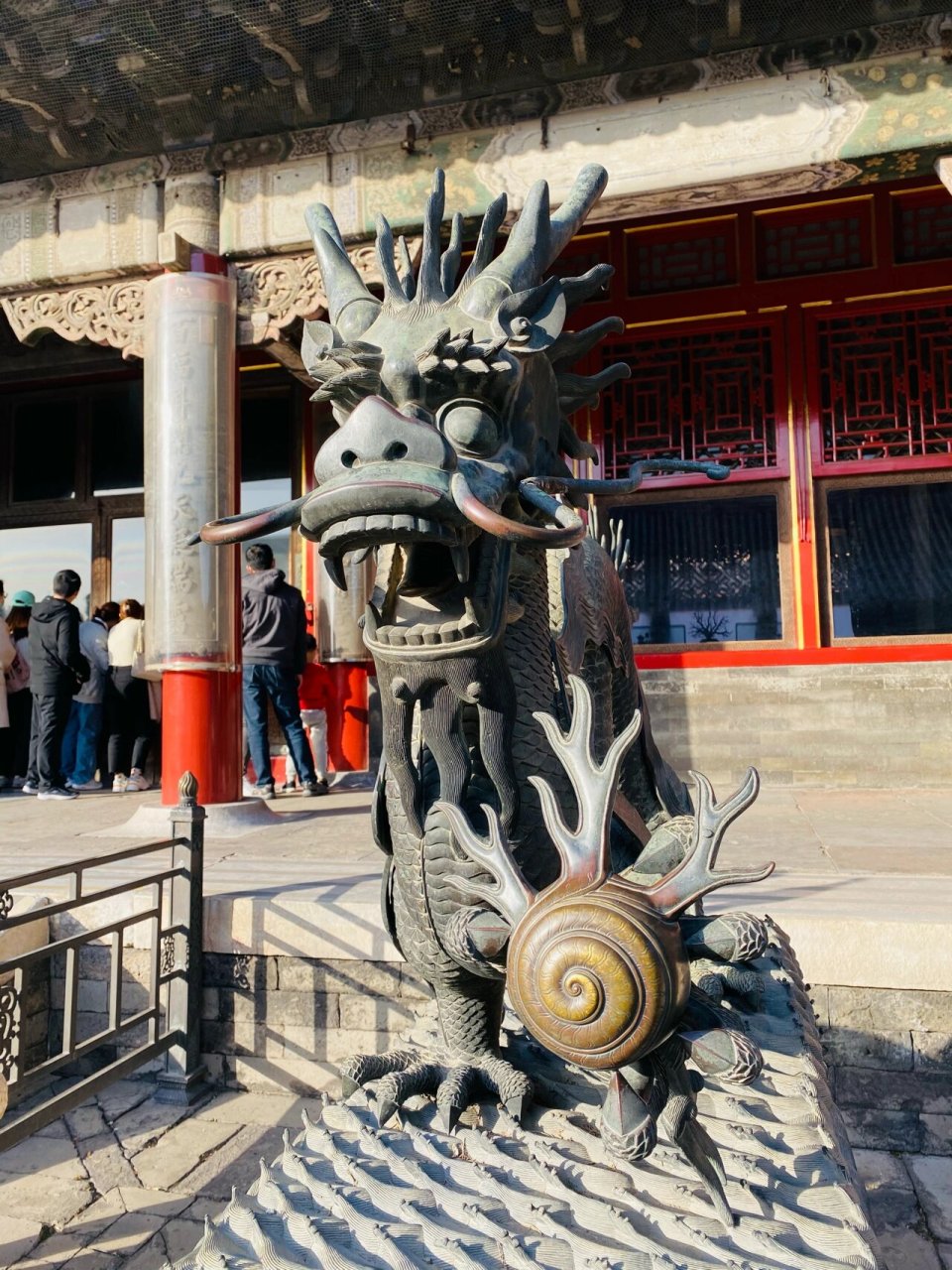 大清光绪年间的两组铜龙 故宫储秀宫前的龙珠尚在 而颐和园仁寿殿的