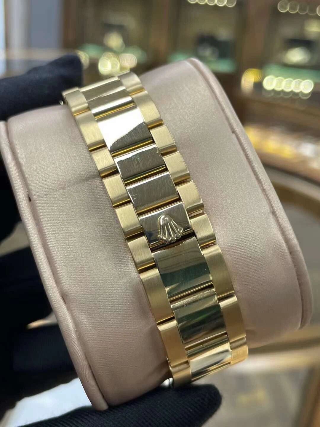 劳力士星期日历系列118208白罗马盘,表径36mm,18k黄金表壳表扣,《无间