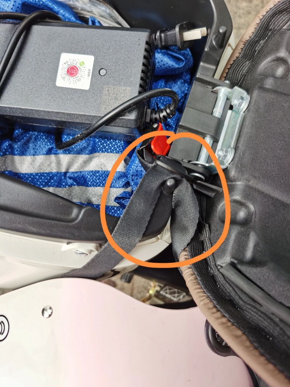 大部分有坐桶的电动车基本都有两个挂钩 把头盔挂在上面,然后把坐垫