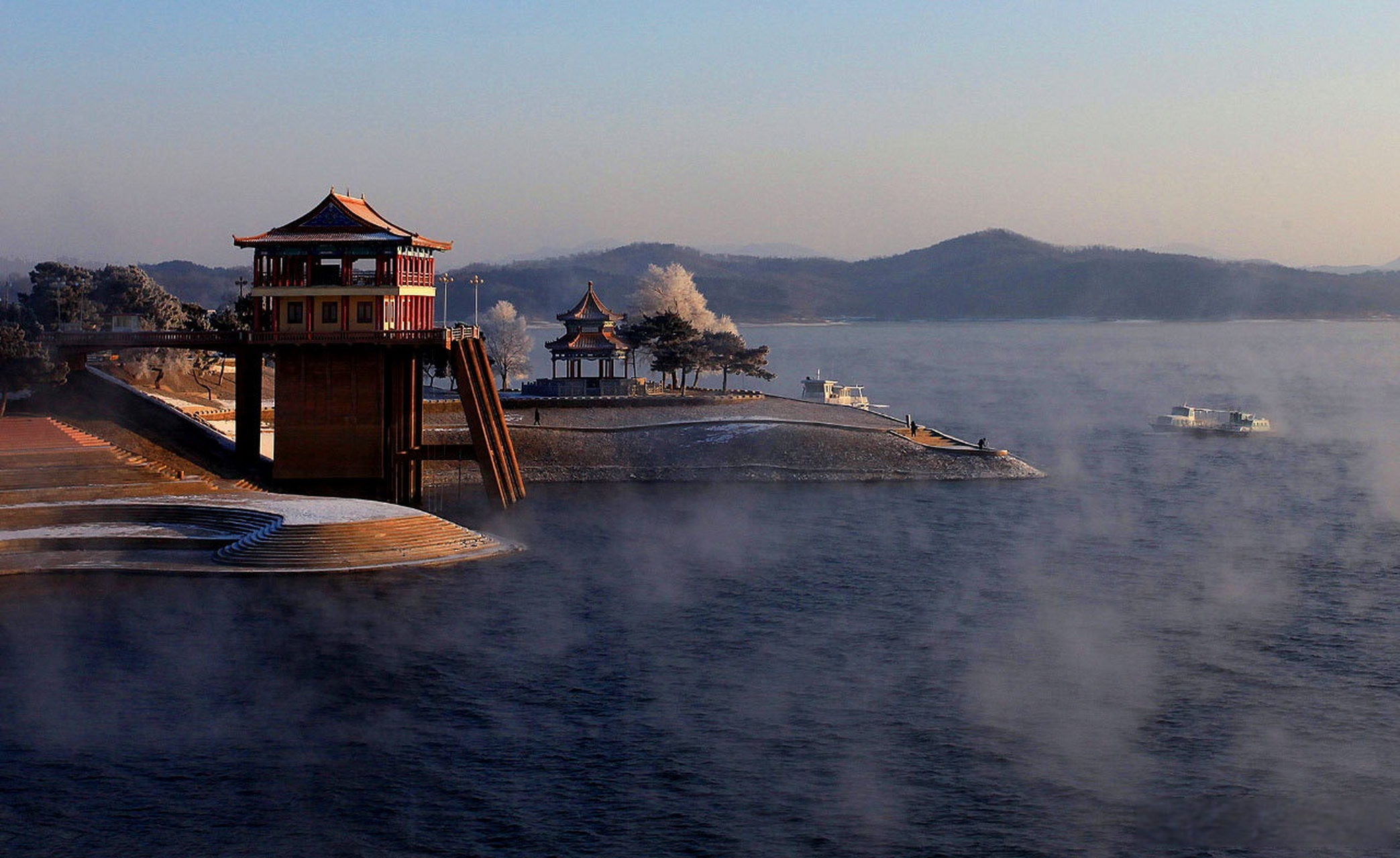 抚顺市晨曦中的大伙房水库