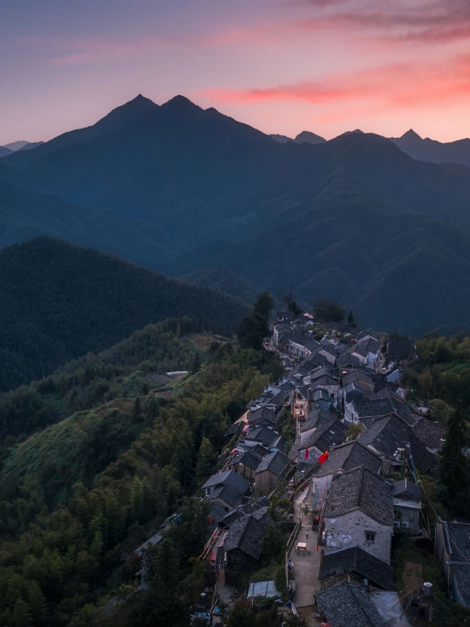 93木梨硔村,位于黄山市休宁县溪口镇海拔近千米的苦竹尖山腰,三面