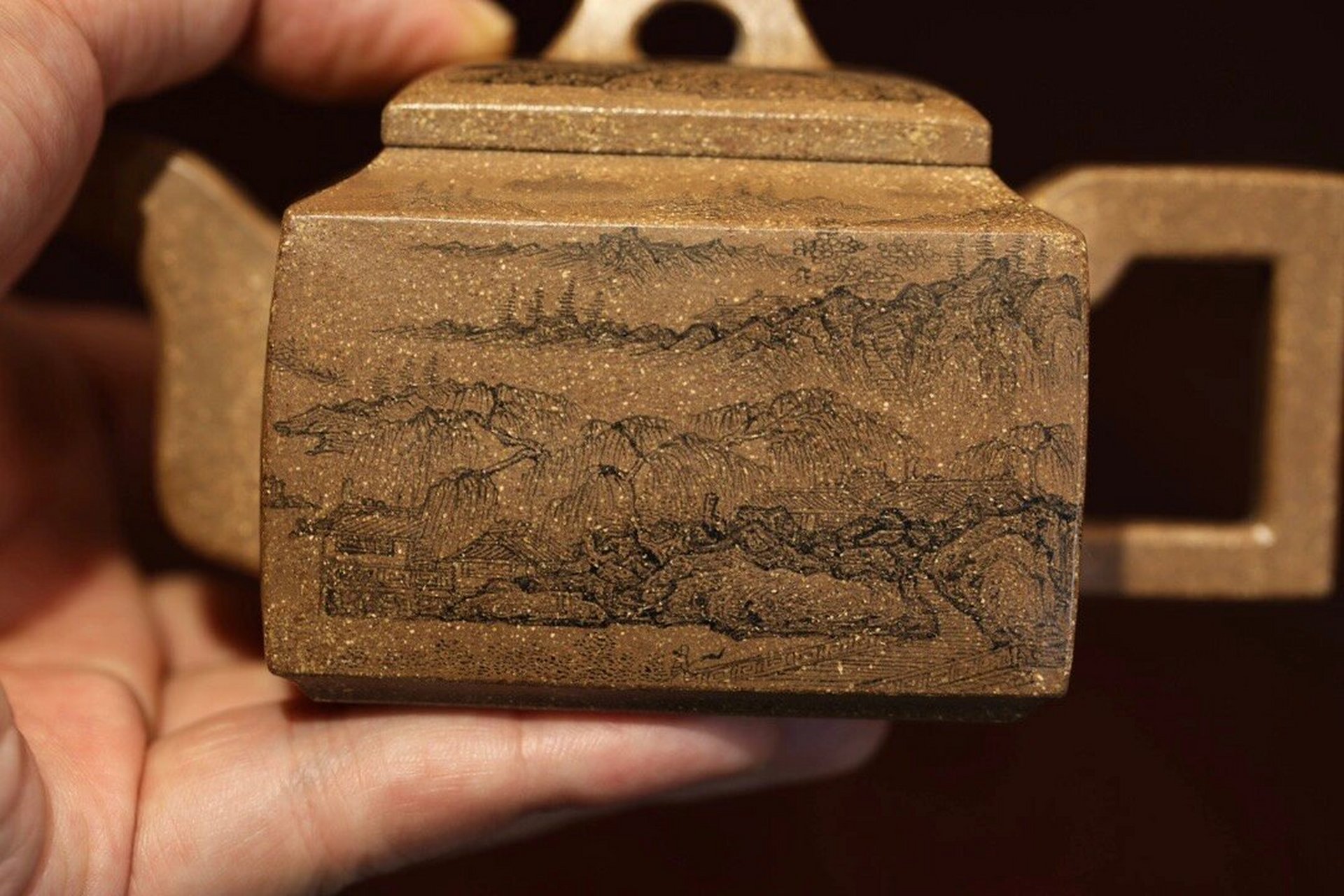 紫砂壶|亚明四方·满工墨绘 段泥·200cc 作品造型寓圆于方,敦实藏青