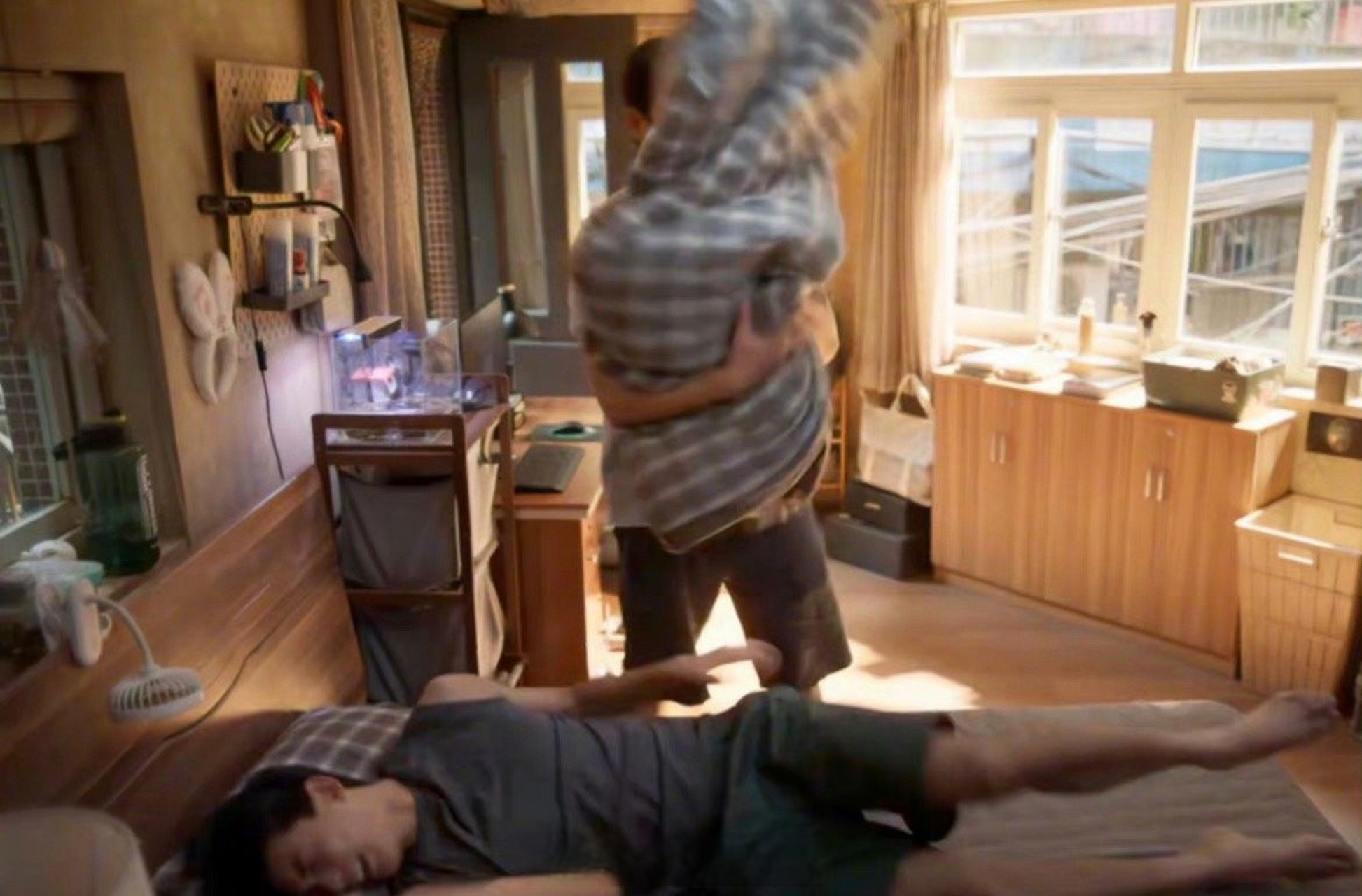 吴磊侧躺腹肌线条也太优越了呀,娱乐圈真运动员吴磊,健身少年呀!