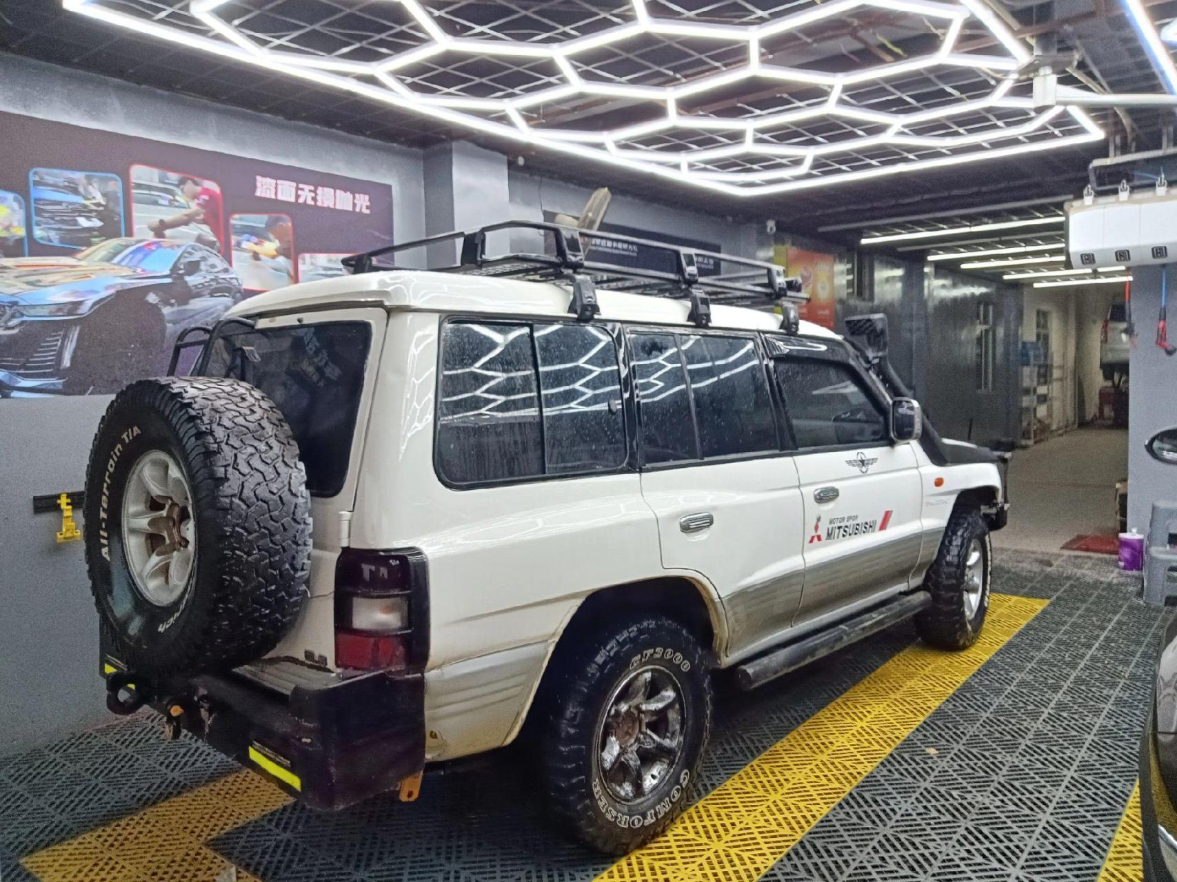 三菱帕杰罗v33,自动挡超选四驱.带后锁.改装避震.,行李架.