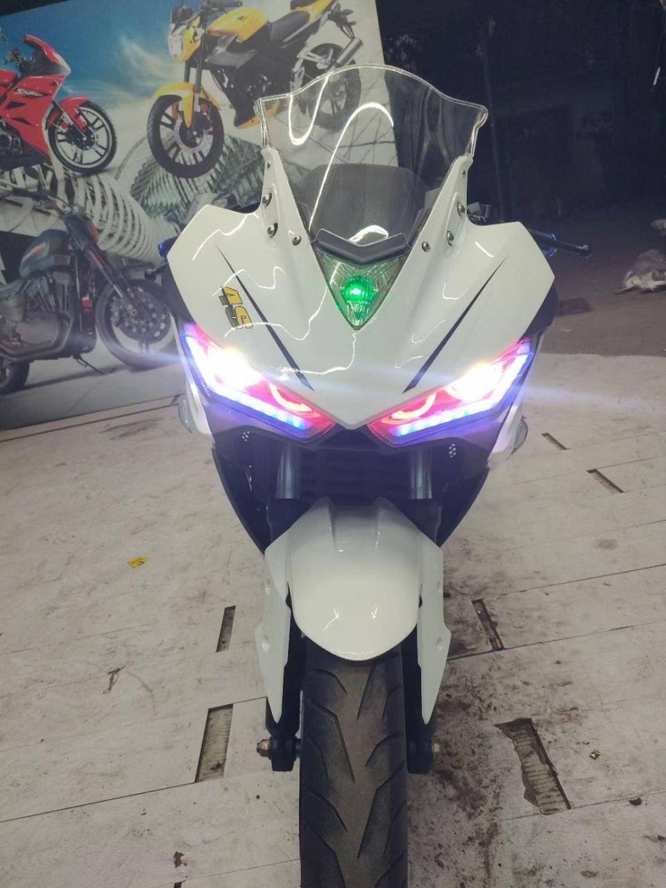极品雅马哈款r35,液晶表六速双缸350m4排气,双恶魔眼,最高配置几乎