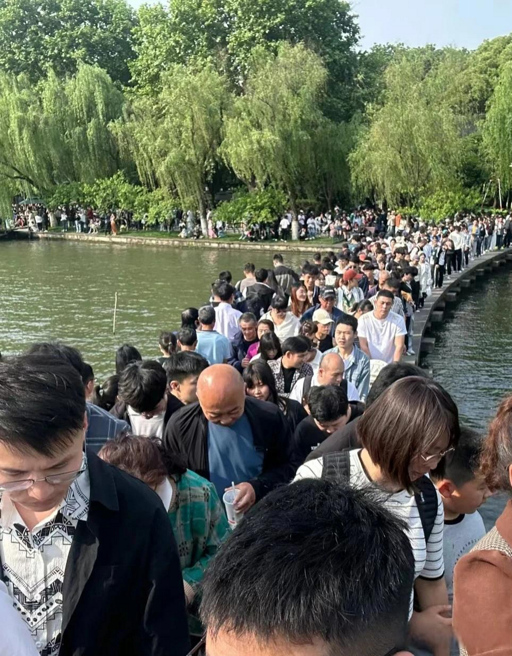 杭州西湖哪哪都是人,苏堤上都是人,断桥上也都是人,这个五一西湖"人