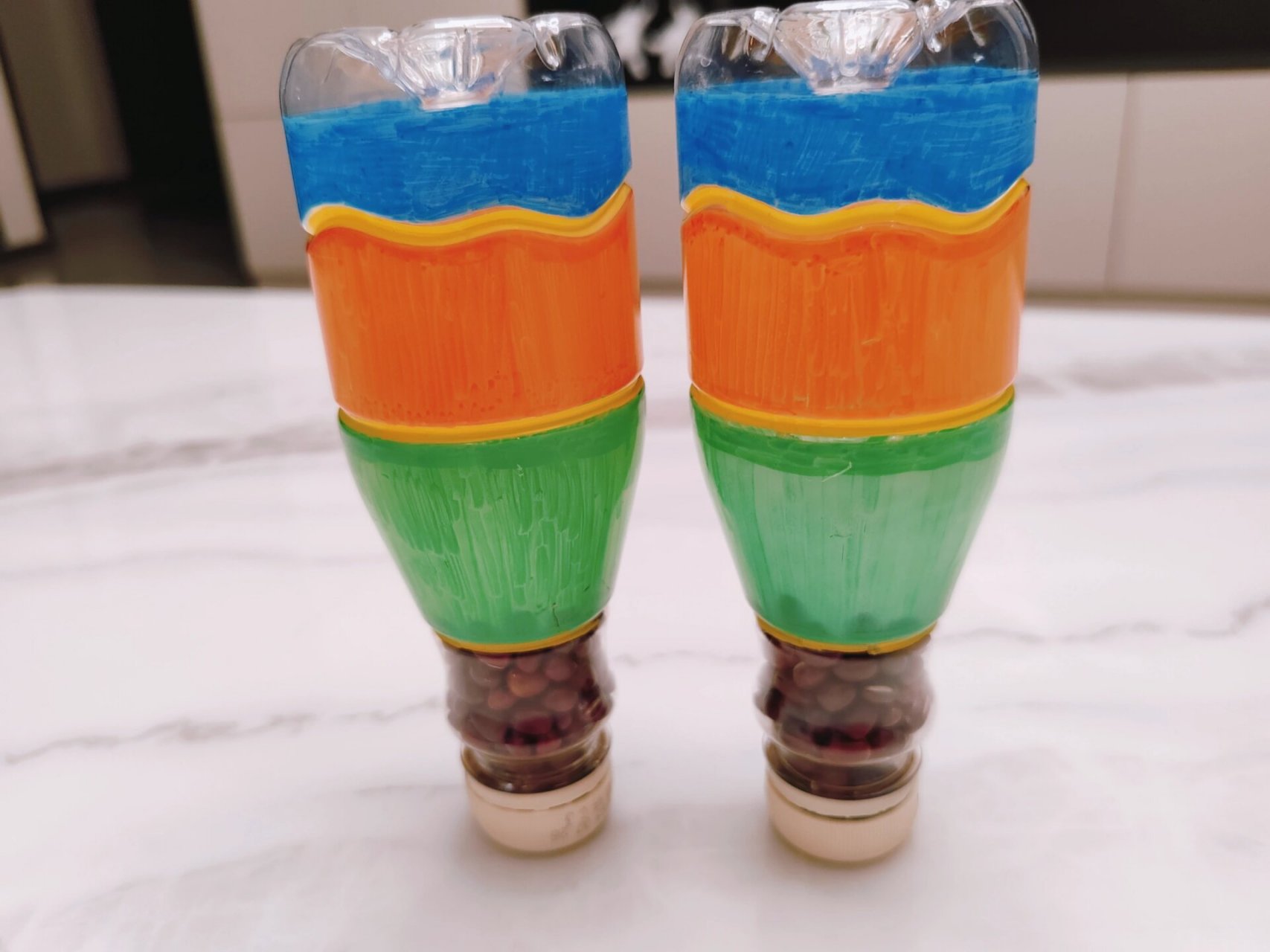 幼儿园作业自制乐器(废物利用) diy沙锤 用雀巢咖啡瓶做小沙锤 幼儿园