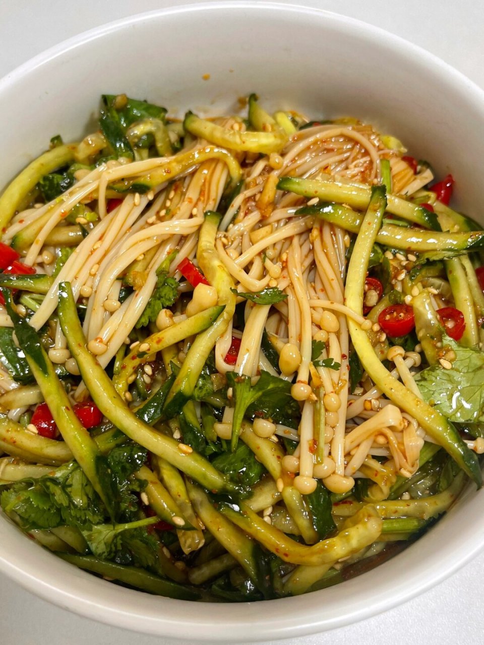 姐妹们一定要试试 	 食材:黄瓜 金针菇 料汁如图⬆️ #吃不胖的