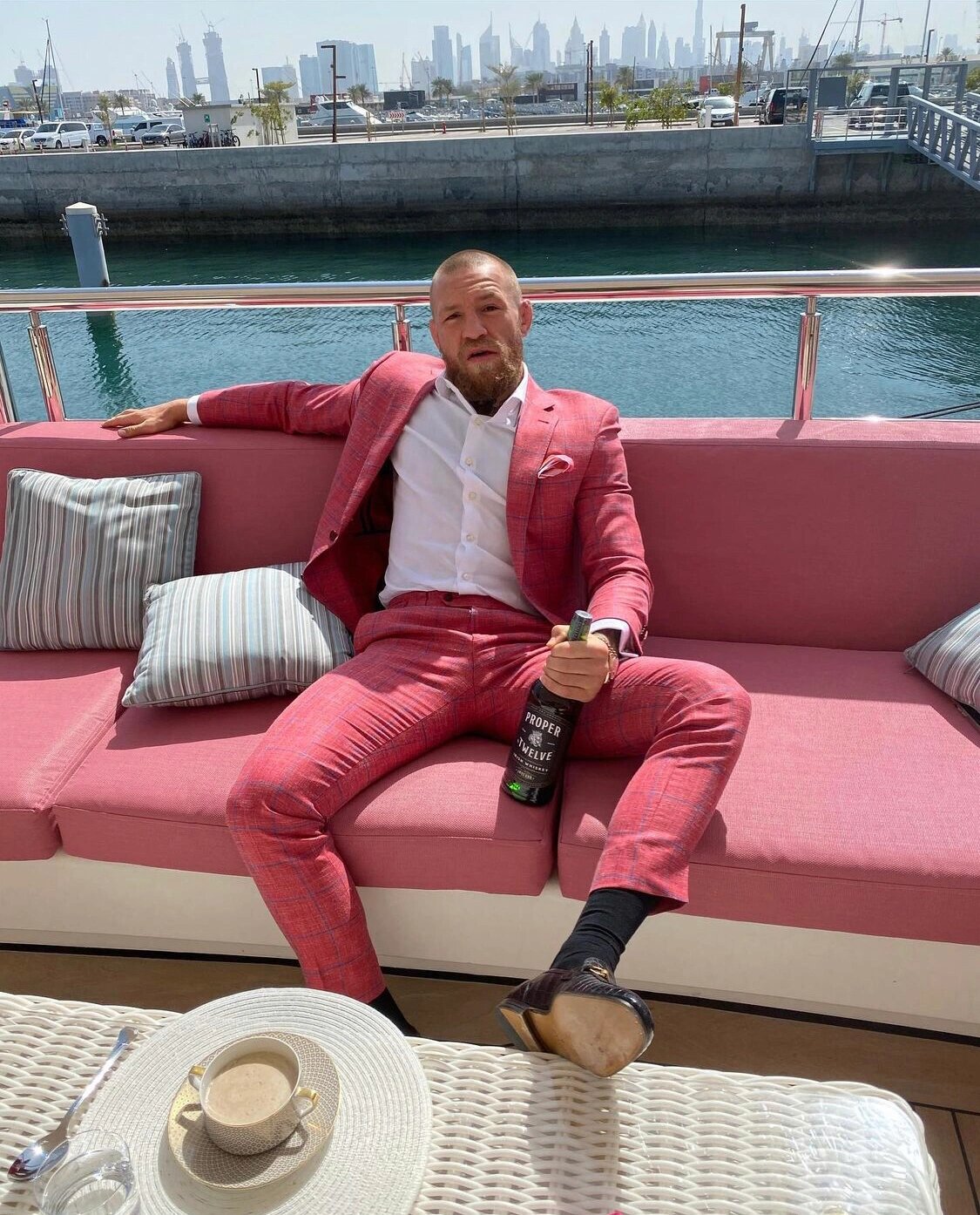西装暴徒——嘴炮康纳 众所周知,在ufc拳手当中, 最会穿西装的男人便