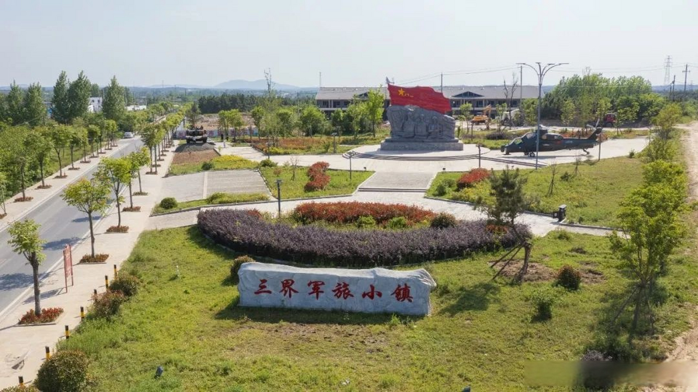 近年来,三界镇围绕风景道布局,依托三界军事训练基地的优势,按照规划