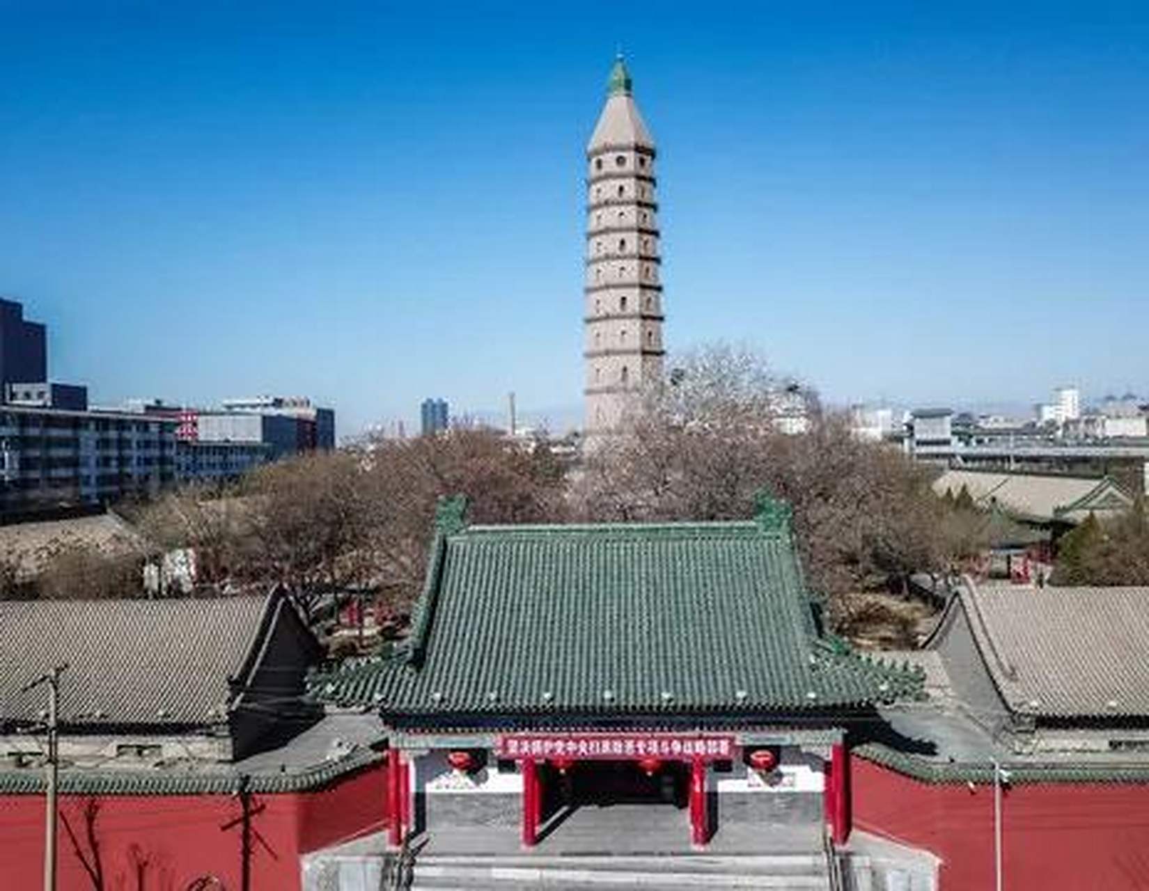 抖音上导演虫二发布了一段视频,在银川旅行去承天寺,门票10元,登塔20