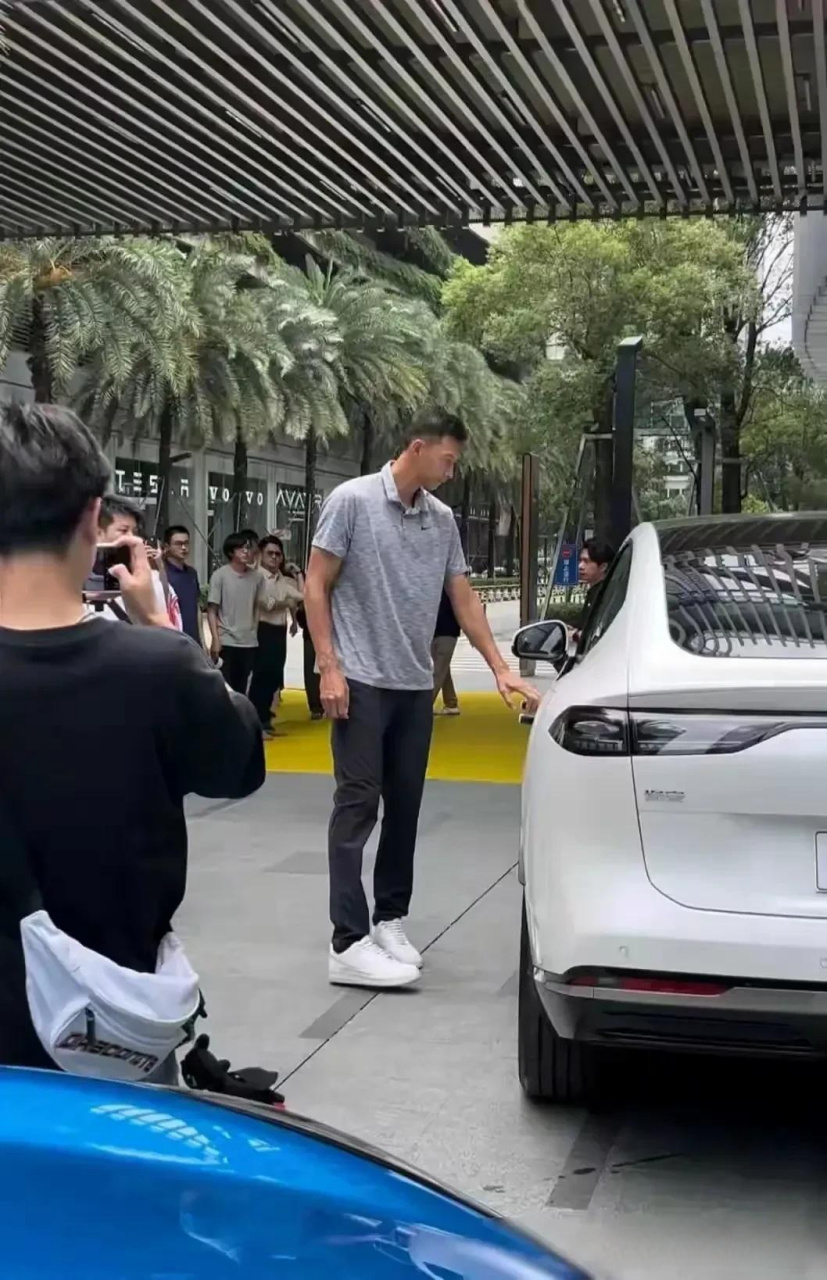 易建联的豪车阵容,惊艳众人!