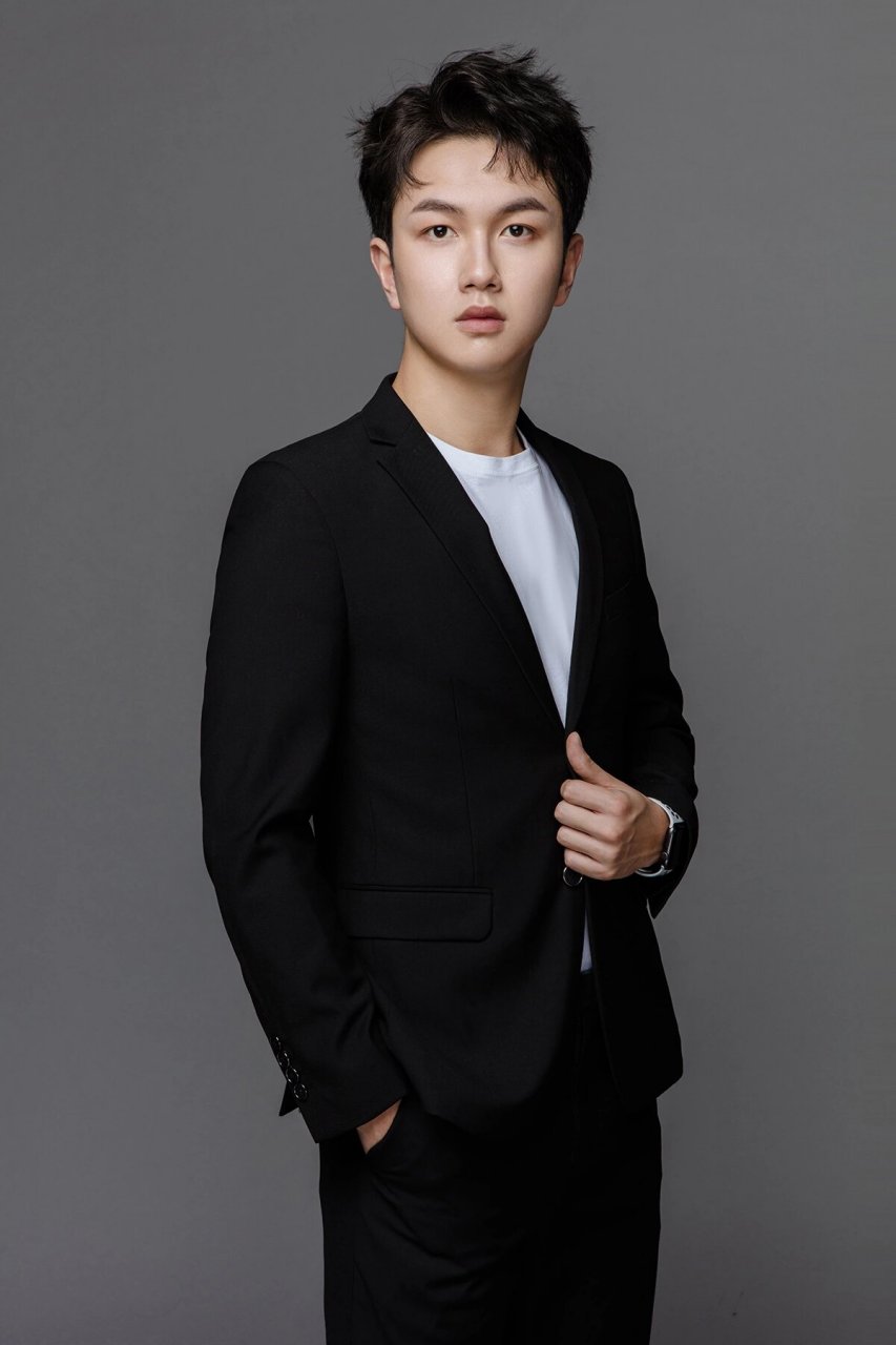 男士形象照|追求质感的职场精英看过来 简约的灰色调 搭配时尚感十足