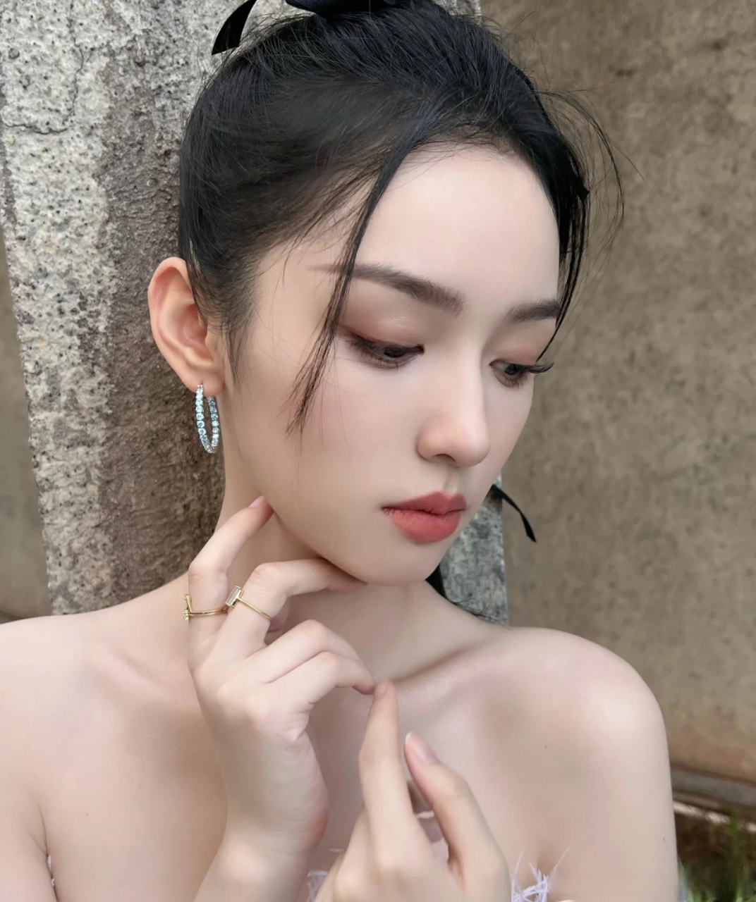 应粉丝要求,分析一下95后小花的鼻型,她是典型的直