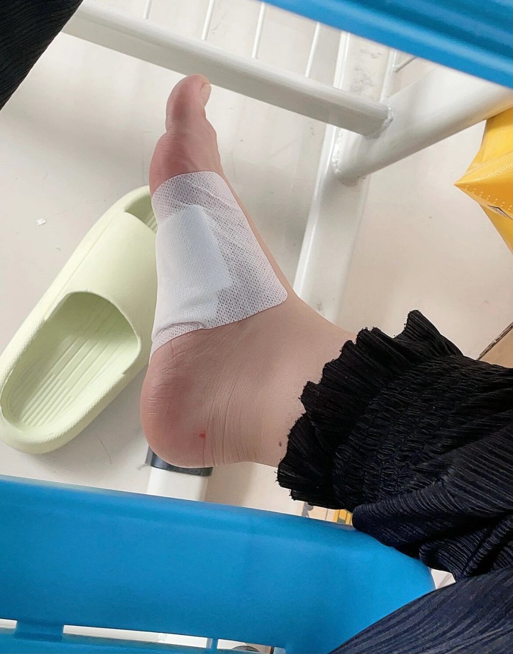 被钉子扎了脚0699 昨天晚上,正准备洗漱就踩到了钉子,幸亏我的
