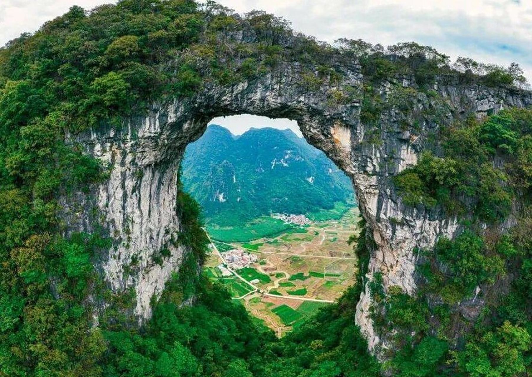 环江毛南族自治县 牛角寨瀑布景区 木论喀斯特生态旅游 古宾河峡谷