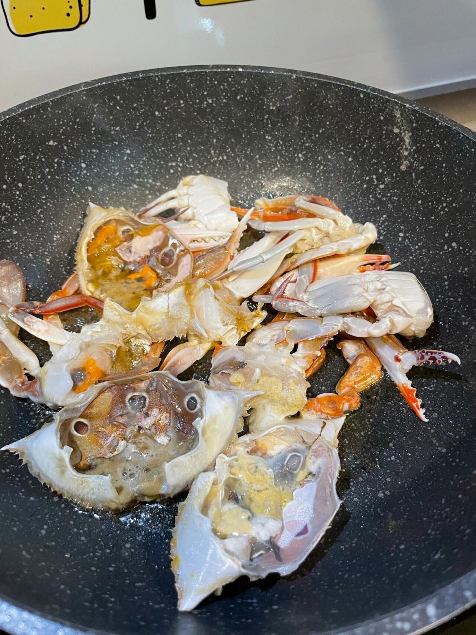 姜葱炒三眼蟹 16615螃蟹先炒熟,捞出 26615爆香姜丝和辣椒丝