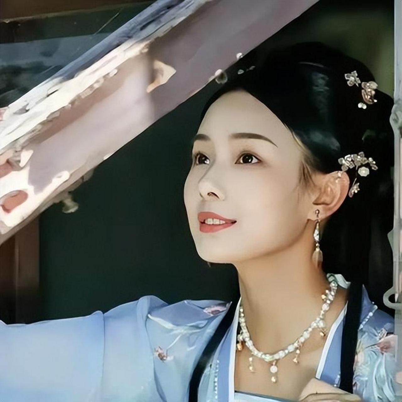 从古装扮相看,鲁照华面庞为鹅蛋脸,面部曲线非常圆润,修长挺直的鼻梁