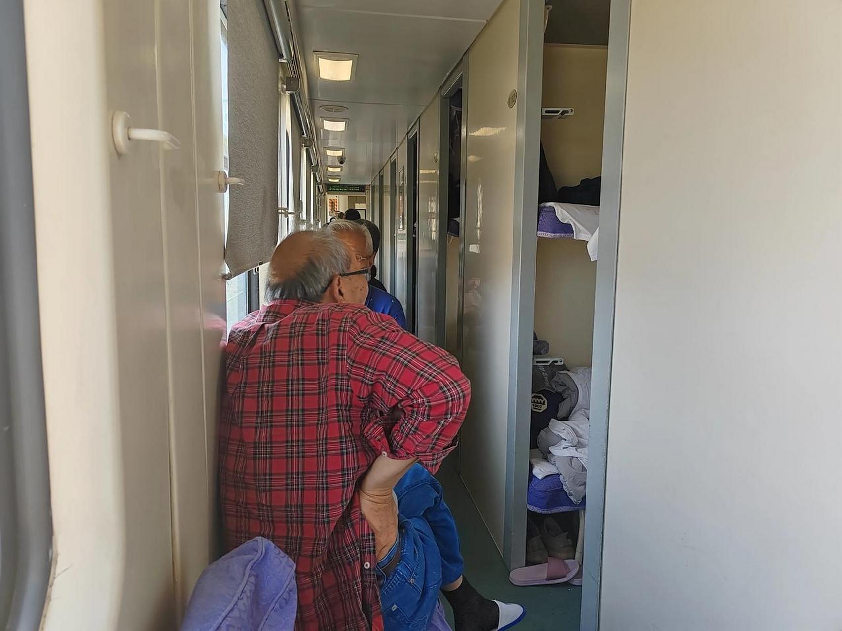 现在绿皮火车的卧铺车厢里,每个车厢内只有三个充电插座.