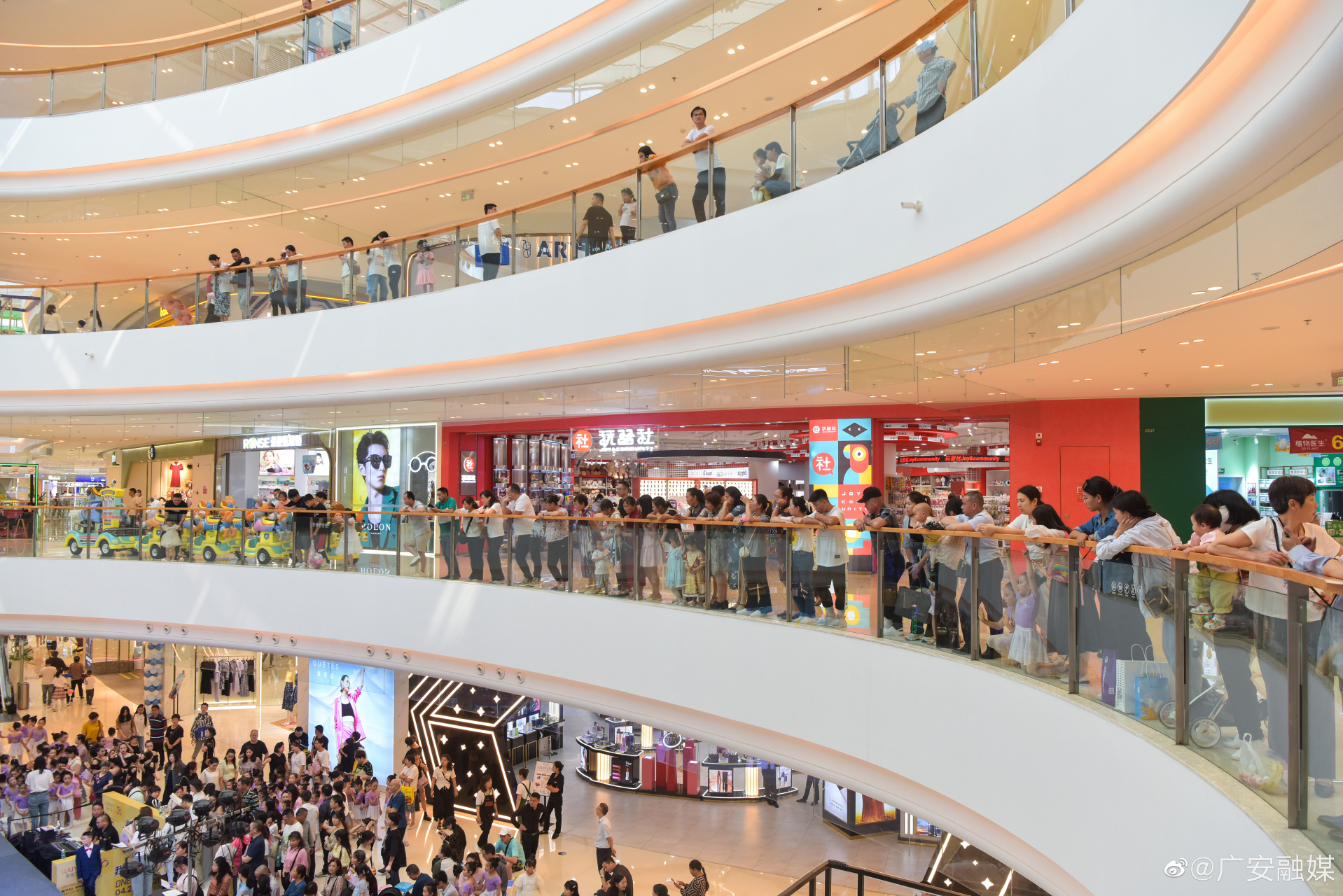 近日,广安吾悦广场商业综合体内人气满满,不少市民前来购物消费.