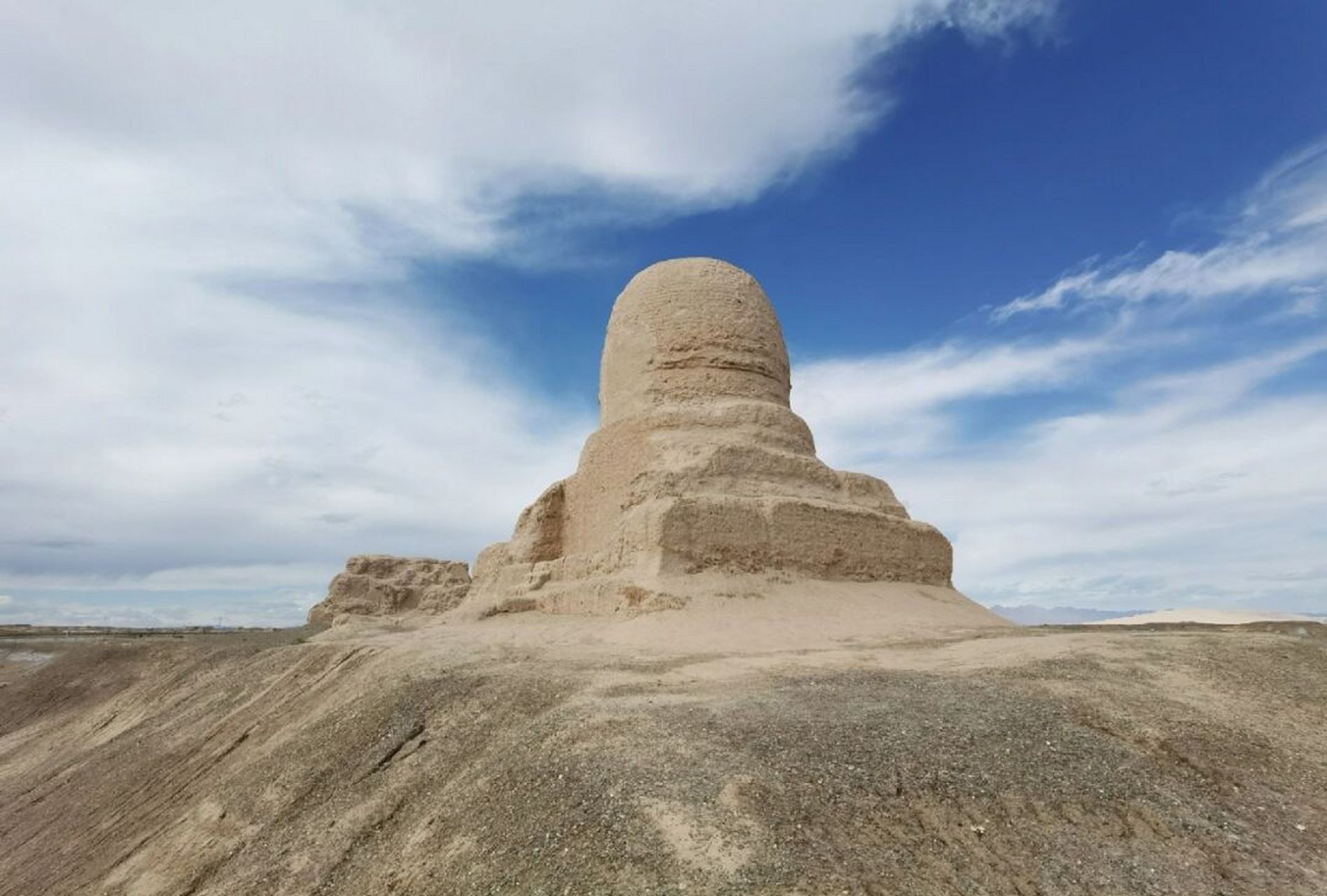 莫尔佛塔 在茫茫戈壁滩上,两个土堆突立着,这就是莫尔佛塔,是新疆千年