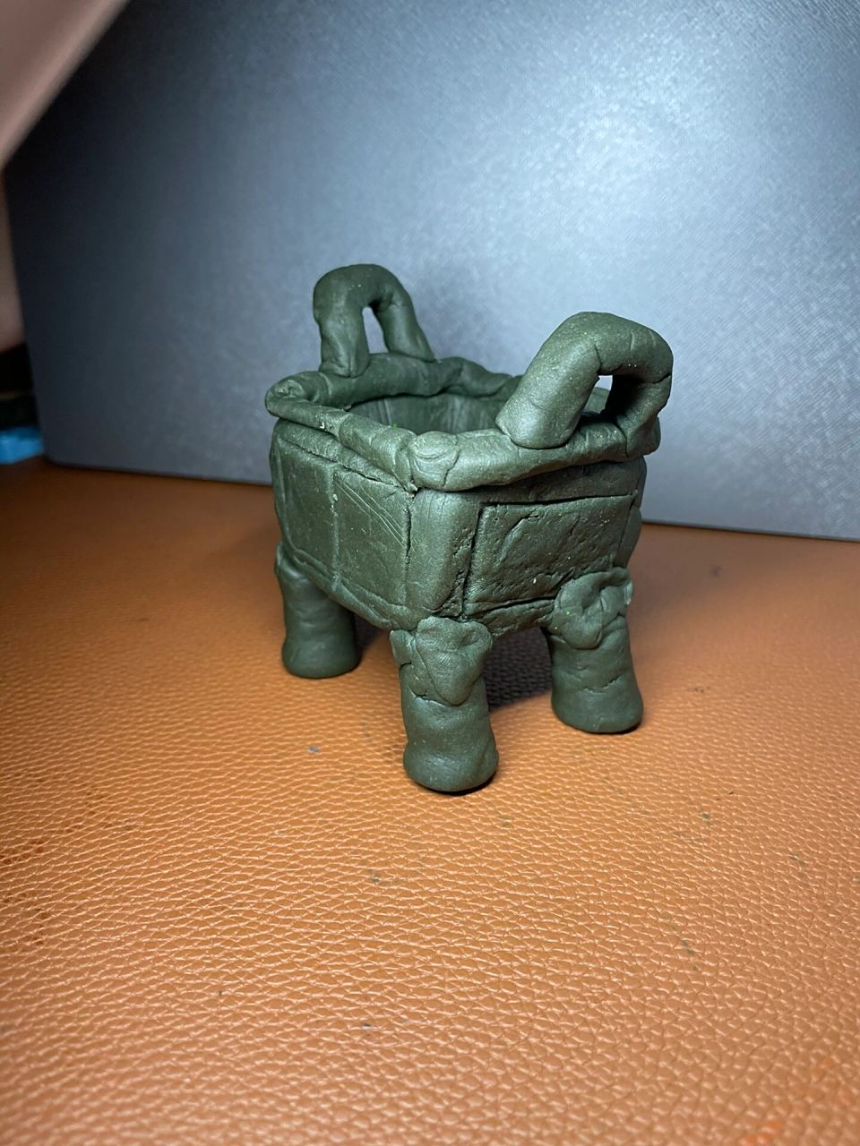 手工捏造的"后母戊方鼎" 历史老师布置了作业,手工一个历史文物.