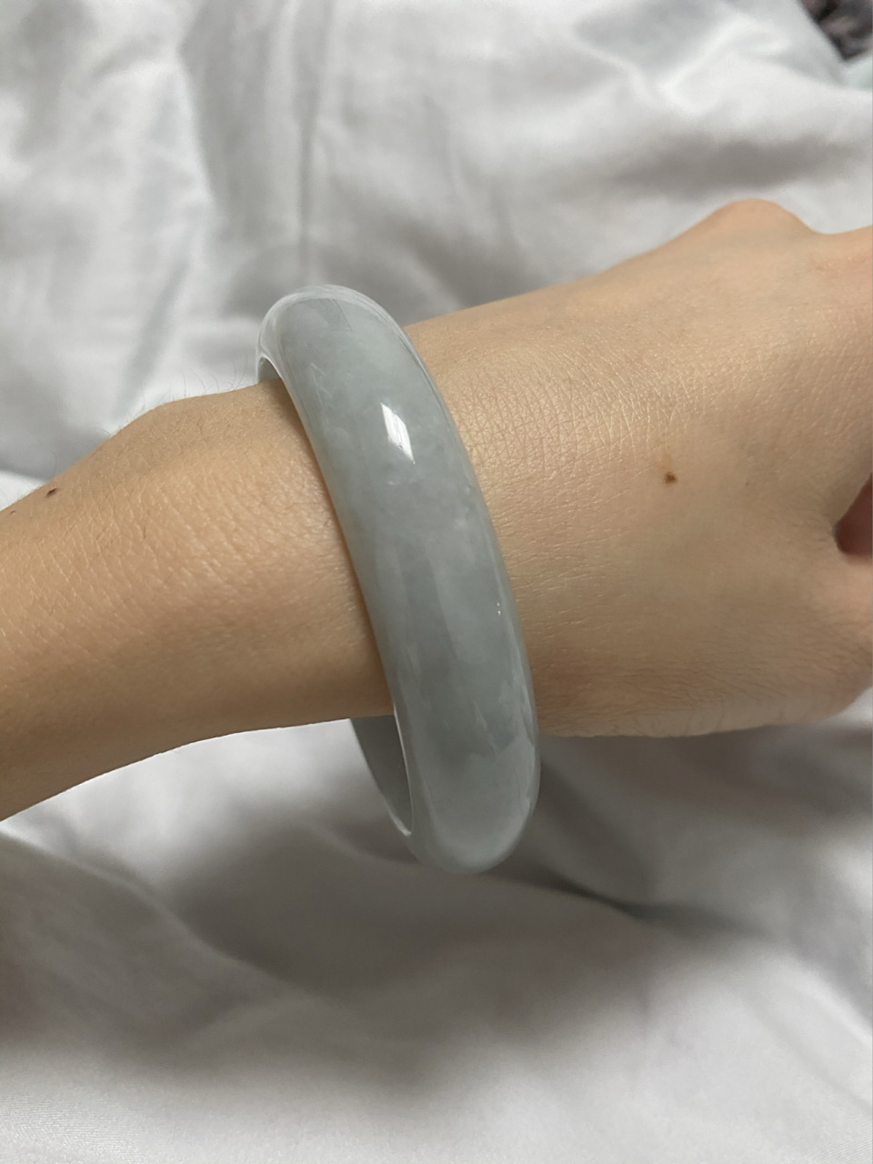 假玉镯有害身体健康! 能看的出真假吗,别人送的,我也不懂!