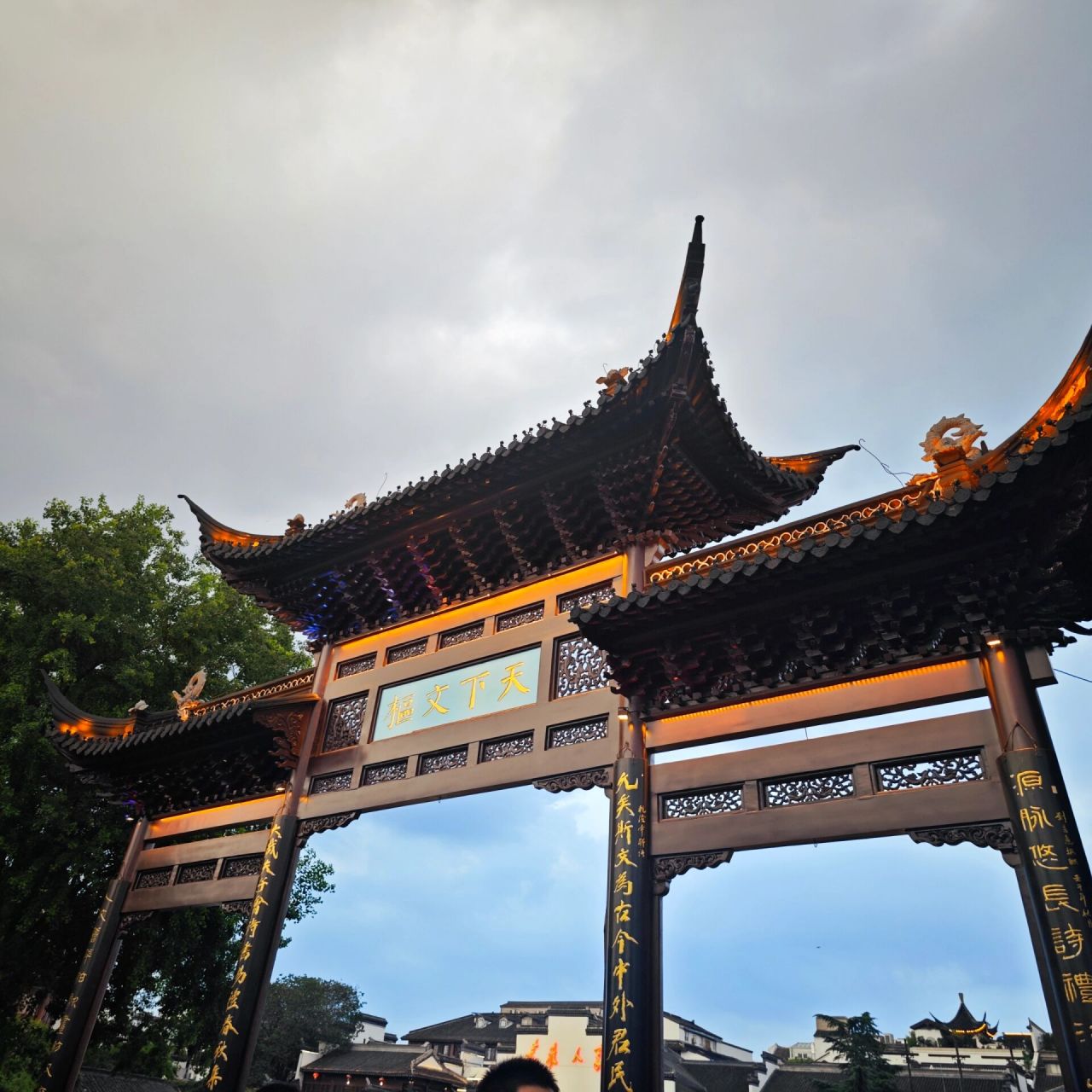 秦淮河画舫快速购票攻略 画舫夜游门票:100r/位 东线游船购票方式: (1