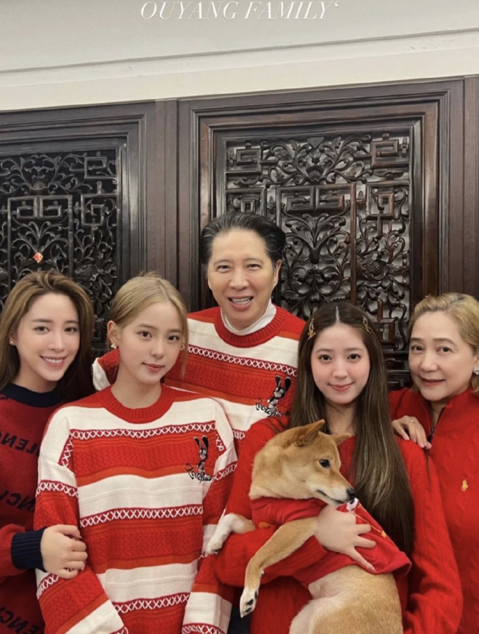 欧阳娜娜晒出全家福 | 全员红色,喜庆温馨 欧阳娜娜晒出全家福,全员