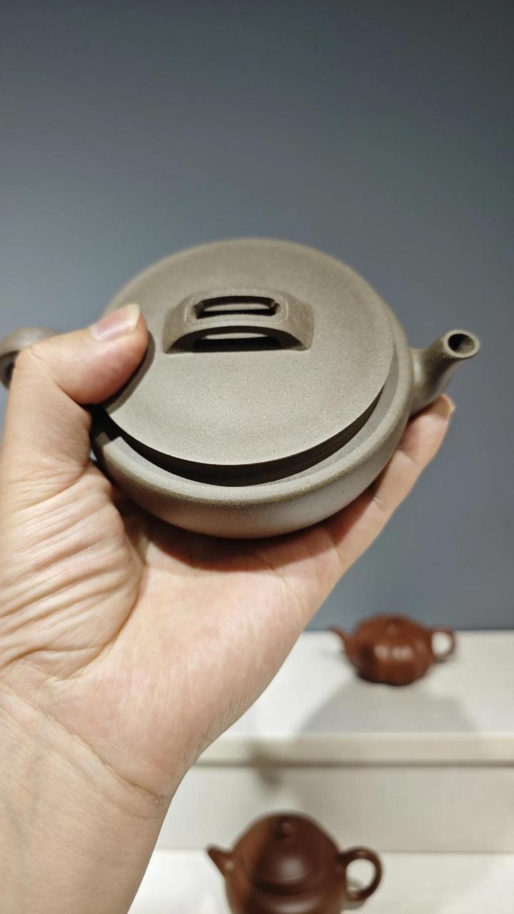 蟹壳青紫砂壶是一种由紫砂泥制成的茶壶,其色泽和蟹壳相似,呈青绿色.