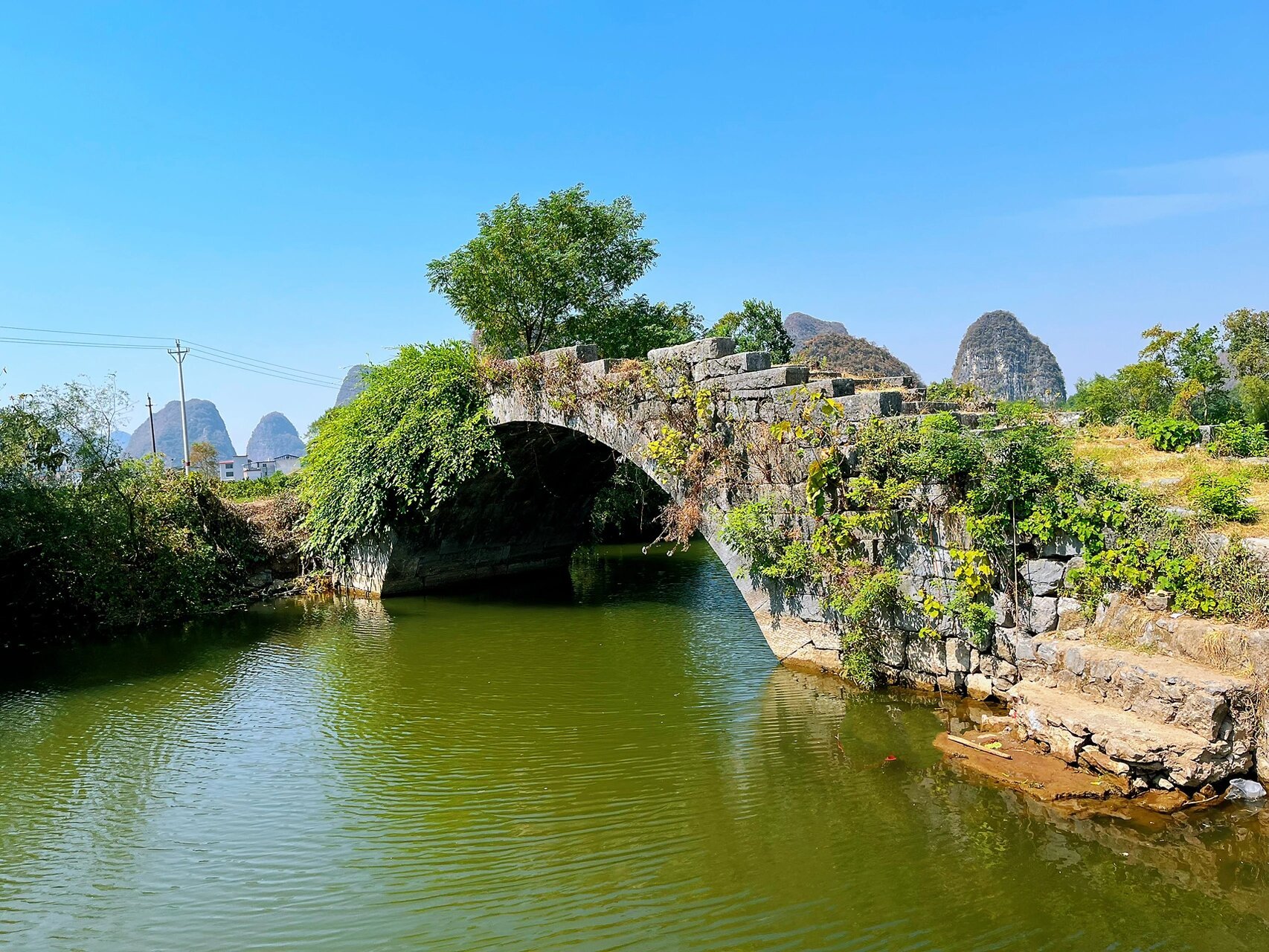 铜桥建于清雍正九年(1731),虹式单券拱石桥,以长方条石错缝砌成,全长