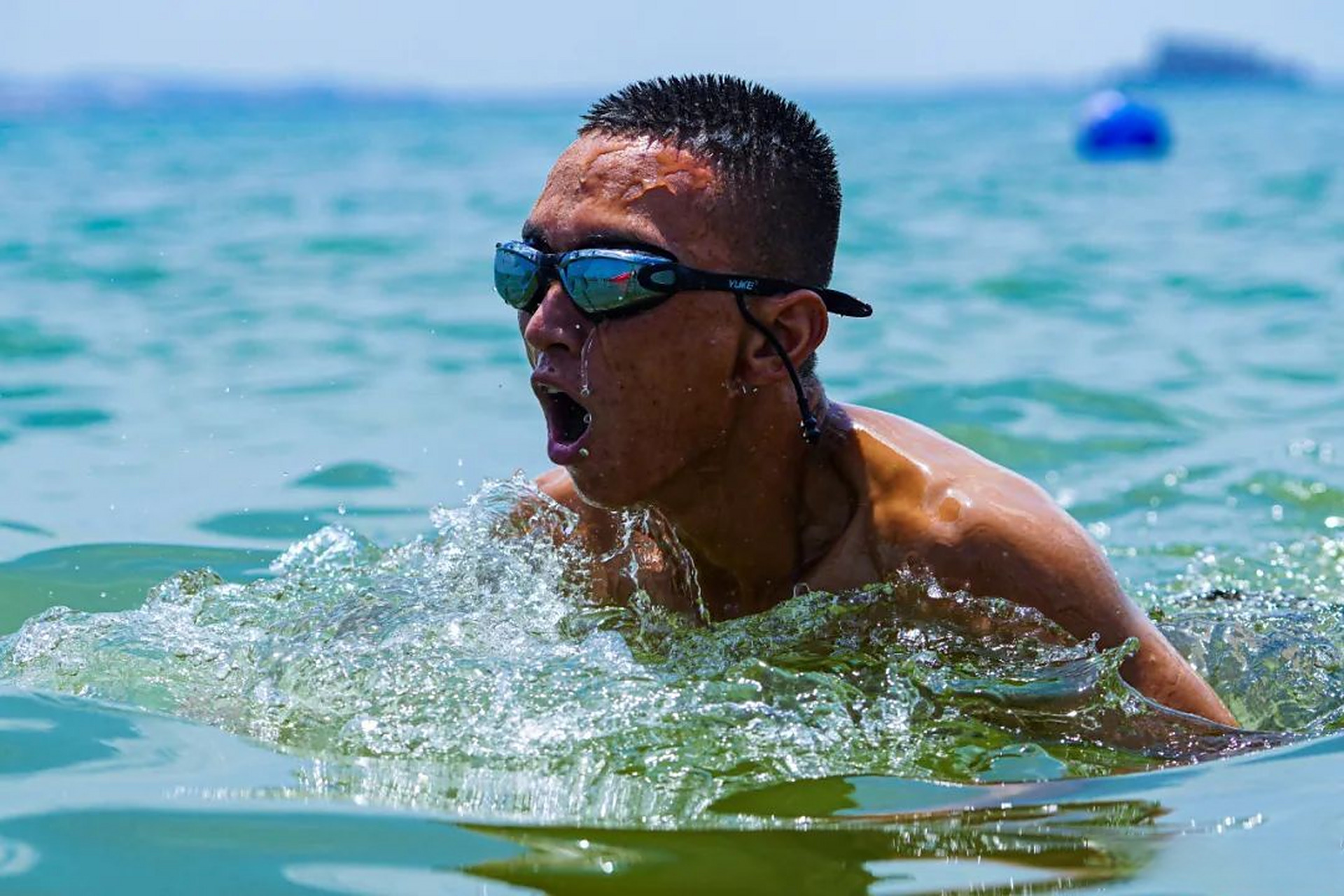 近段时间,东部战区陆军海防某旅海上游泳比武考核正式拉开帷幕,比武