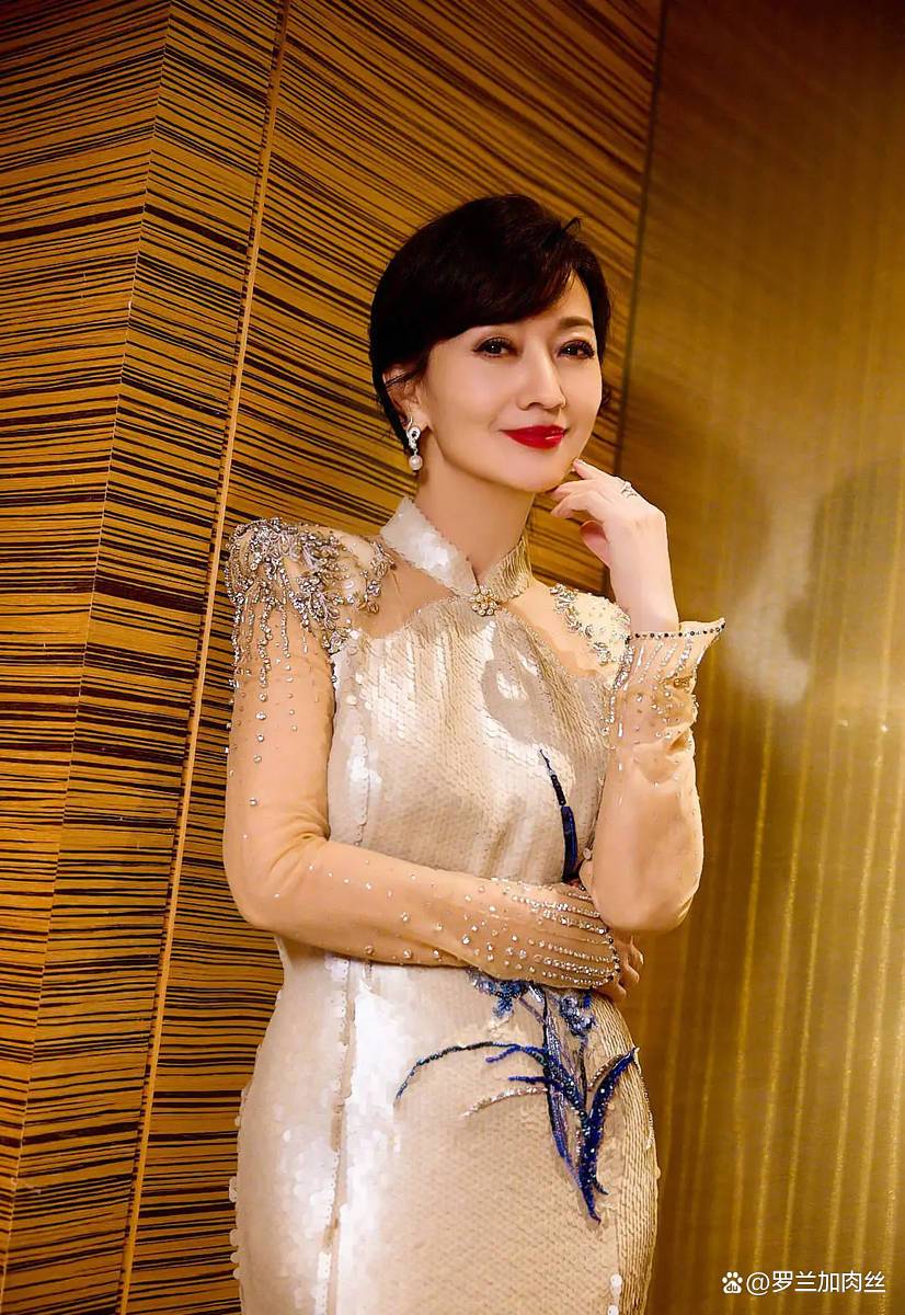 赵雅芝除夕晒美照,紧身亮片裙成焦点