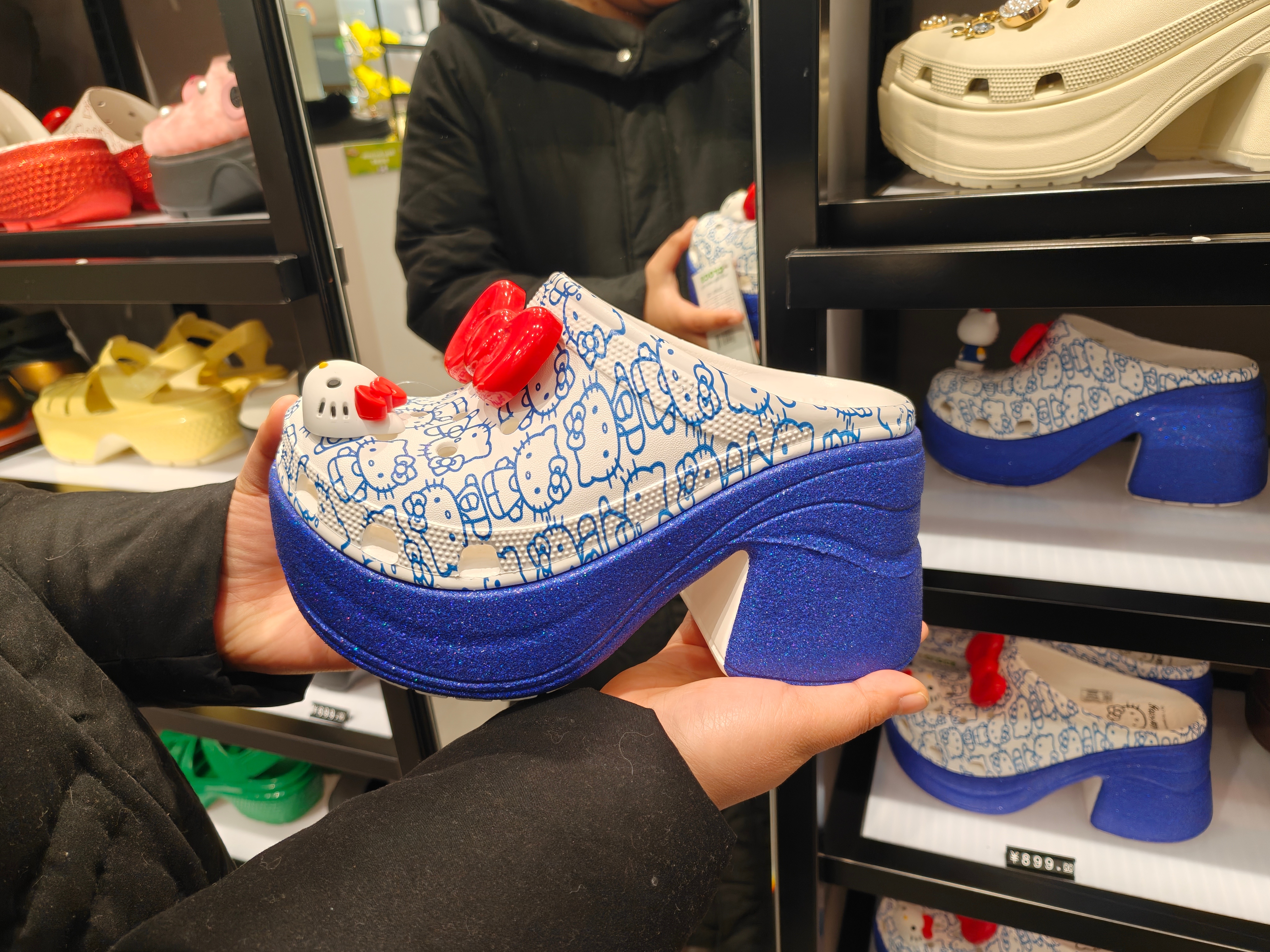 我一直以为洞洞鞋夏天穿的 ,现在已经设计成了可以拆卸的毛绒冬天款