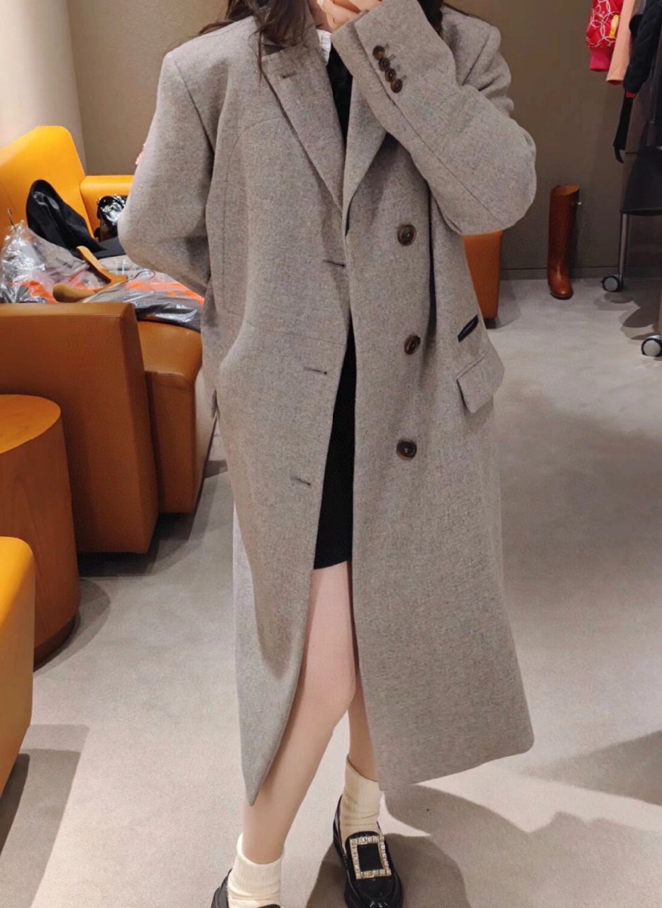 爱马仕 羊毛大衣 风衣 又到了可以穿大衣的季节了,这款灰色的hermes