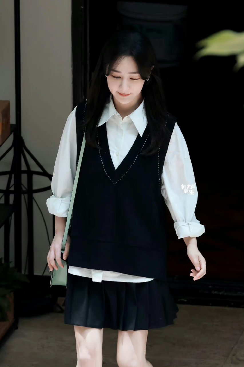 杨紫承欢记披发路透,妥妥高中生既视感