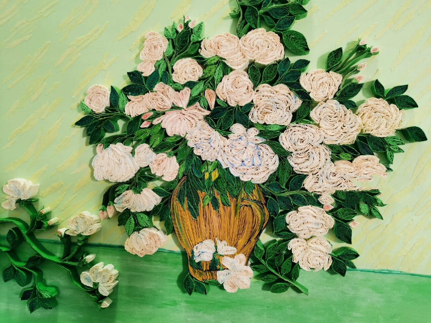 梵高(白玫瑰)衍纸画 梵高(白玫瑰)这幅画的背景为浅绿色,插在花瓶里的