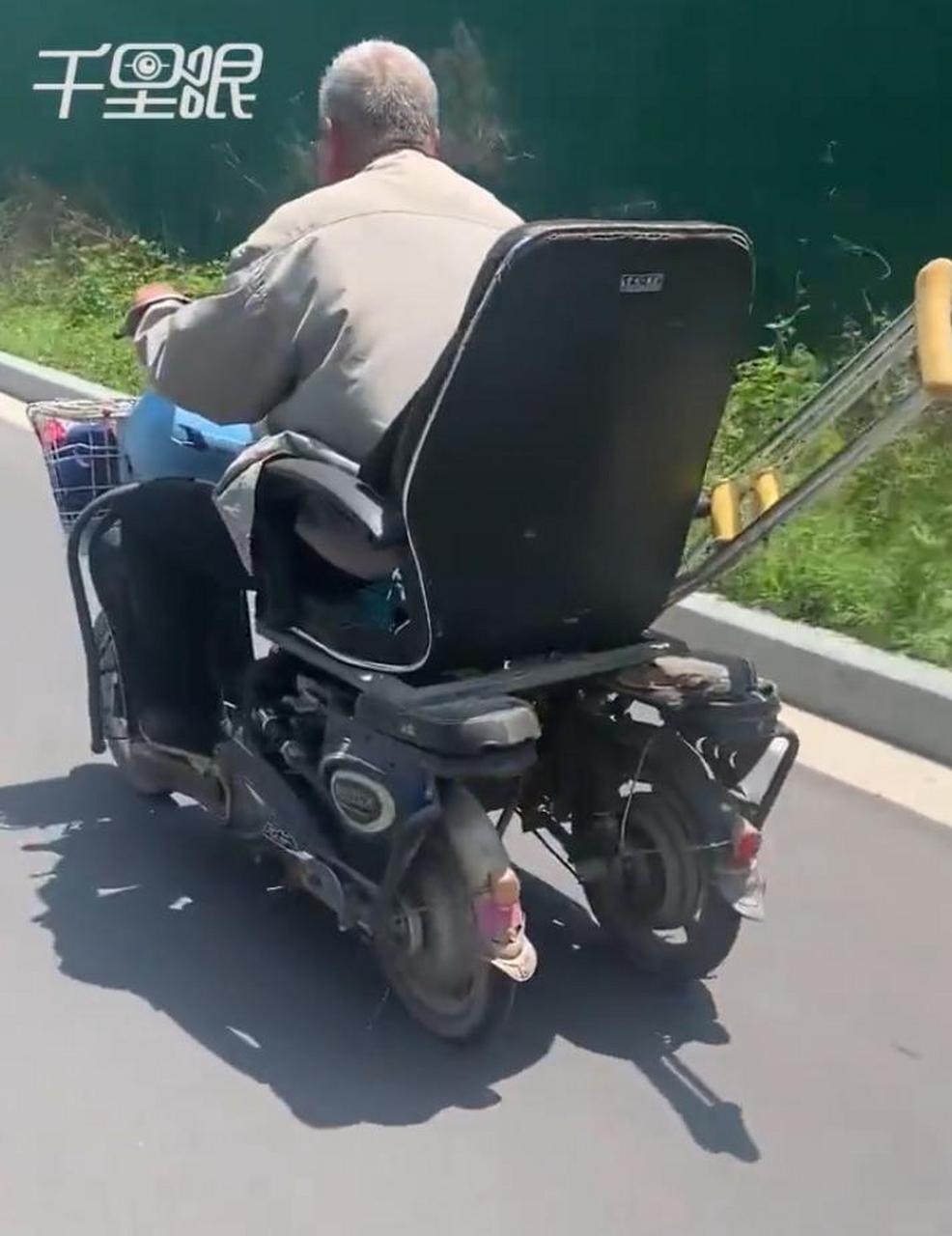 【大爷将2台电动车焊一起自制代步车,拍摄者:大爷觉得代步车太贵】6月